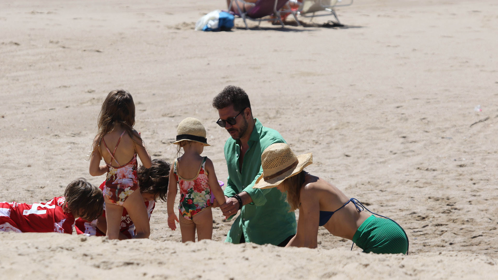 El Cholo también se hizo tiempo para hacer "castillos" de arena con sus hijas