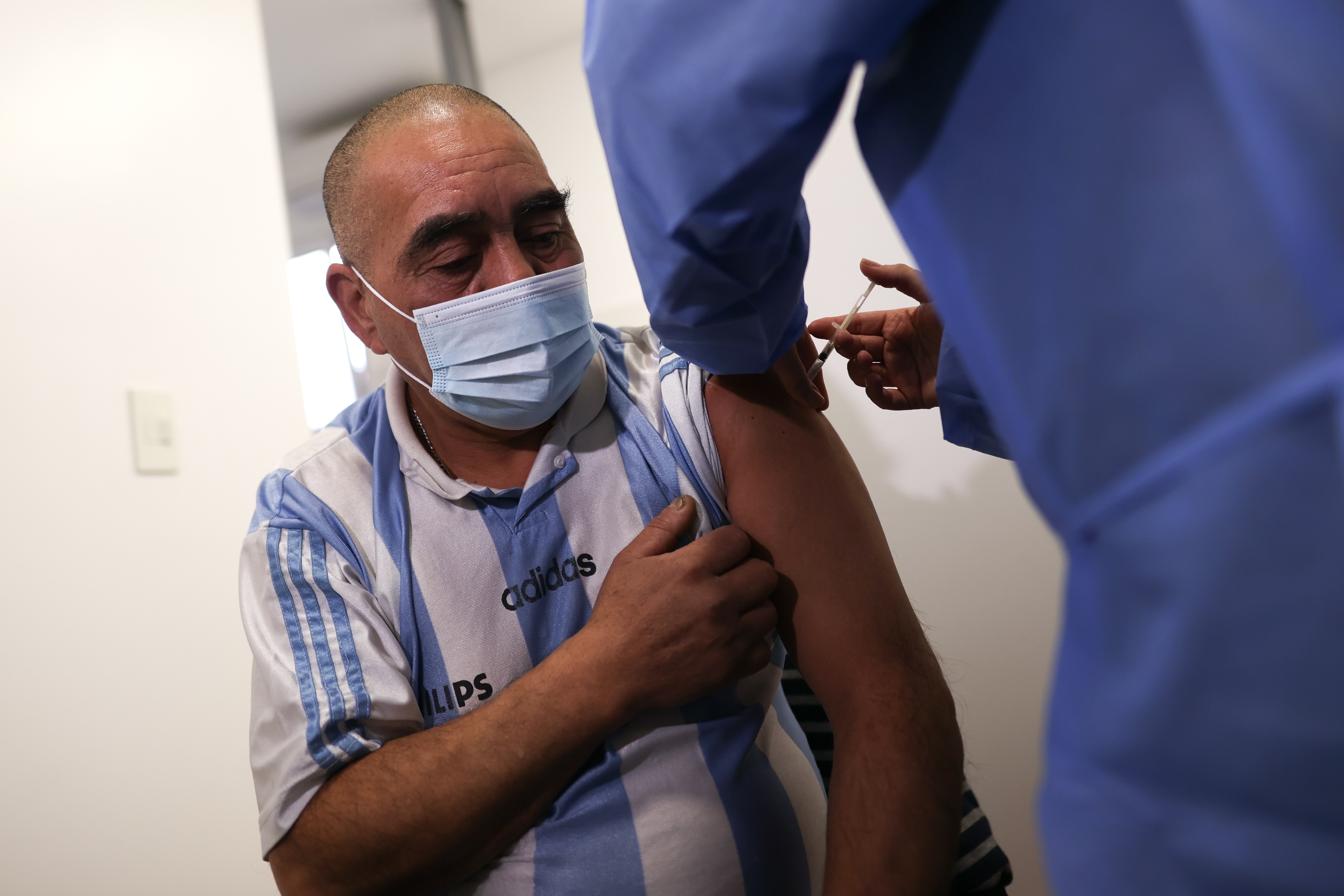 En Argentina ya son casi 26 millones las personas inmunizadas contra el COVID-19 (EFE/Juan Ignacio Roncoroni)
