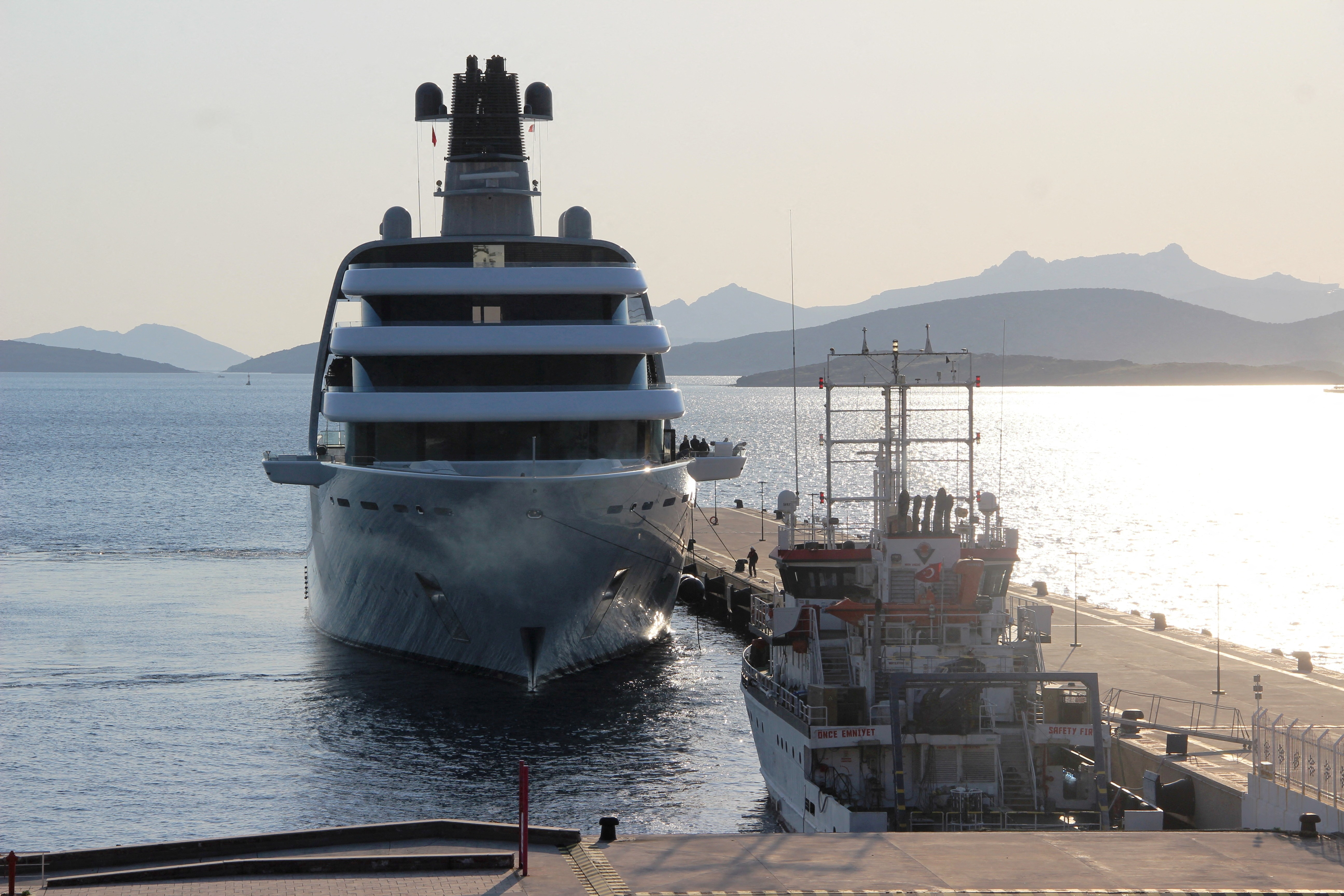 Solaris, es uno de los superyates propiedad del oligarca Roman Abramovich, que está navegando aguas internacionales tratando de eludir las sanciones de la Unión Europea y encontró puerto en el sureste de Turquía. 