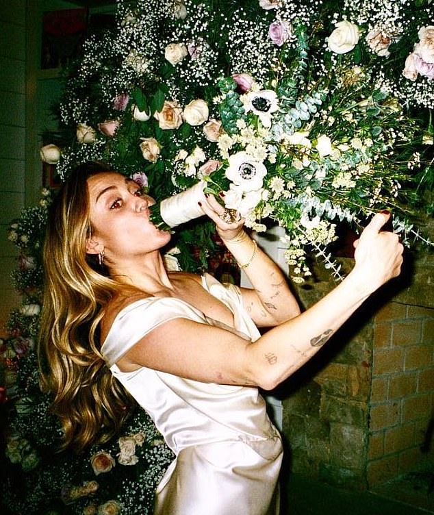 Miley Cyrus il giorno del suo matrimonio e una foto umoristica di lei che finge di fumare una composizione floreale
