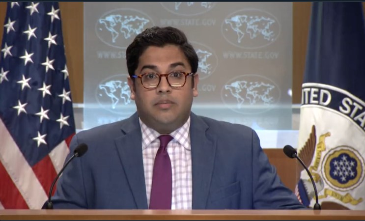 “Estados Unidos se hace eco del firme llamamiento del Gobierno británico para que Irán no proceda a esta ejecución y libere inmediatamente al señor Akbari”, defendió en rueda de prensa el viceportavoz del Departamento de Estado, Vedant Patel. (Captura de pantalla: Twitter/StateDeputySpox)