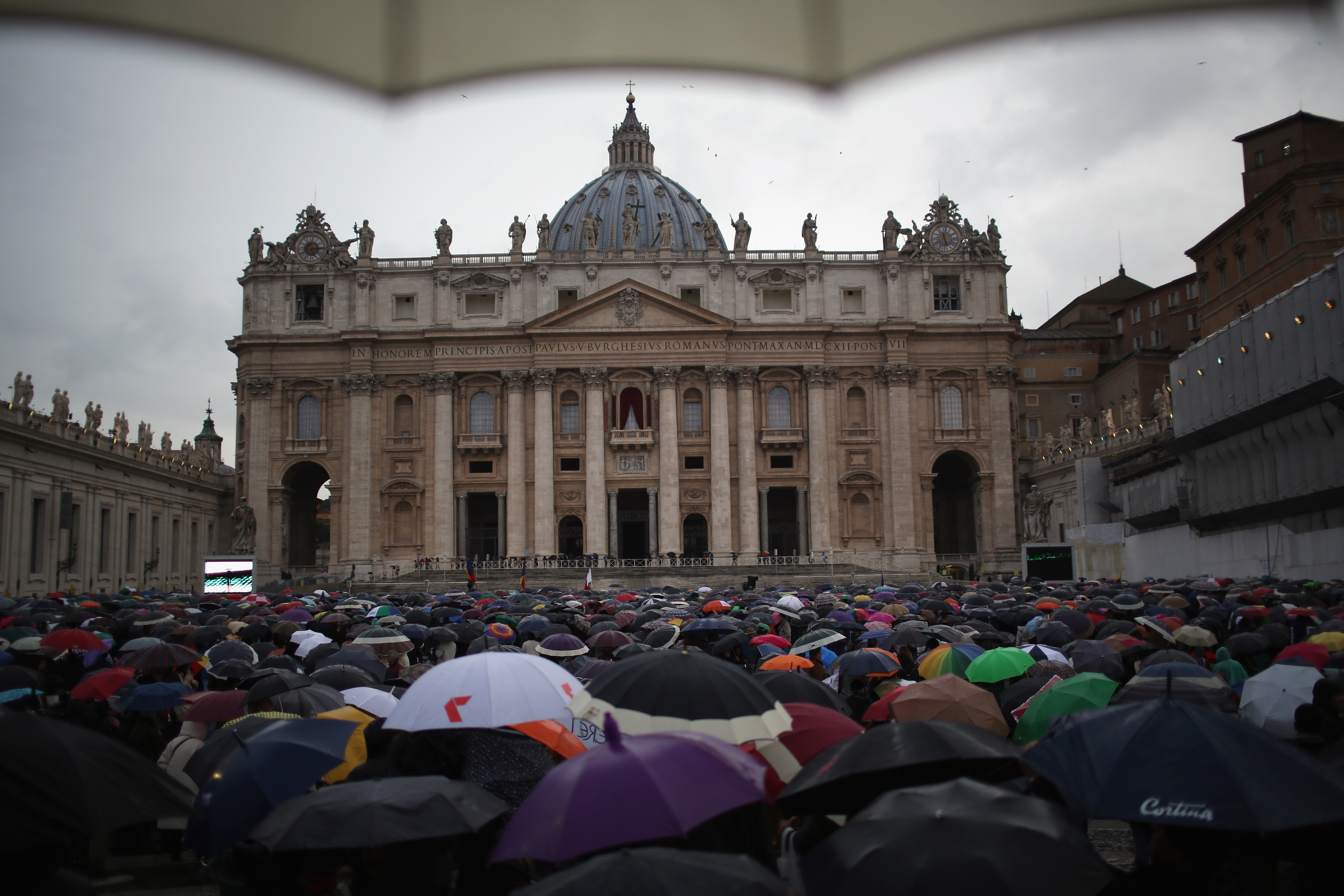 Lo describió el periodista Pablo Esparza, quien cubrió desde la plaza la coronación de Bergoglio: "Pasaron 598 años desde la anterior renuncia de un papa, 1.000 desde que un no europeo fuera Sumo Pontífice e hicieron falta 2.000 para que un latinoamericano ocupara la silla de San Pedro" (Christopher Furlong/Getty Images)