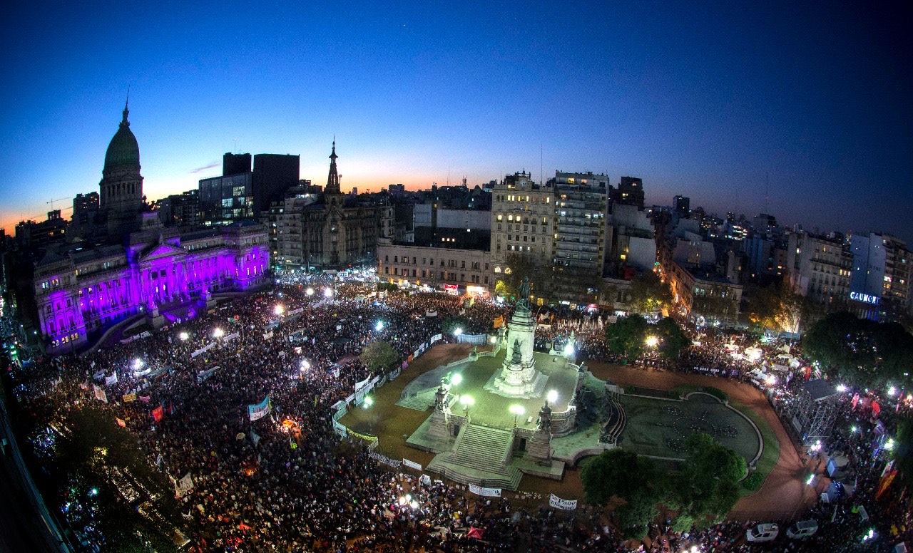 El 3 de junio de 2015, 350.000 personas se manifestaron contra la violencia machista en la Plaza de los Dos Congresos. Hubo réplicas en todo el país, y más tarde en el resto del mundo