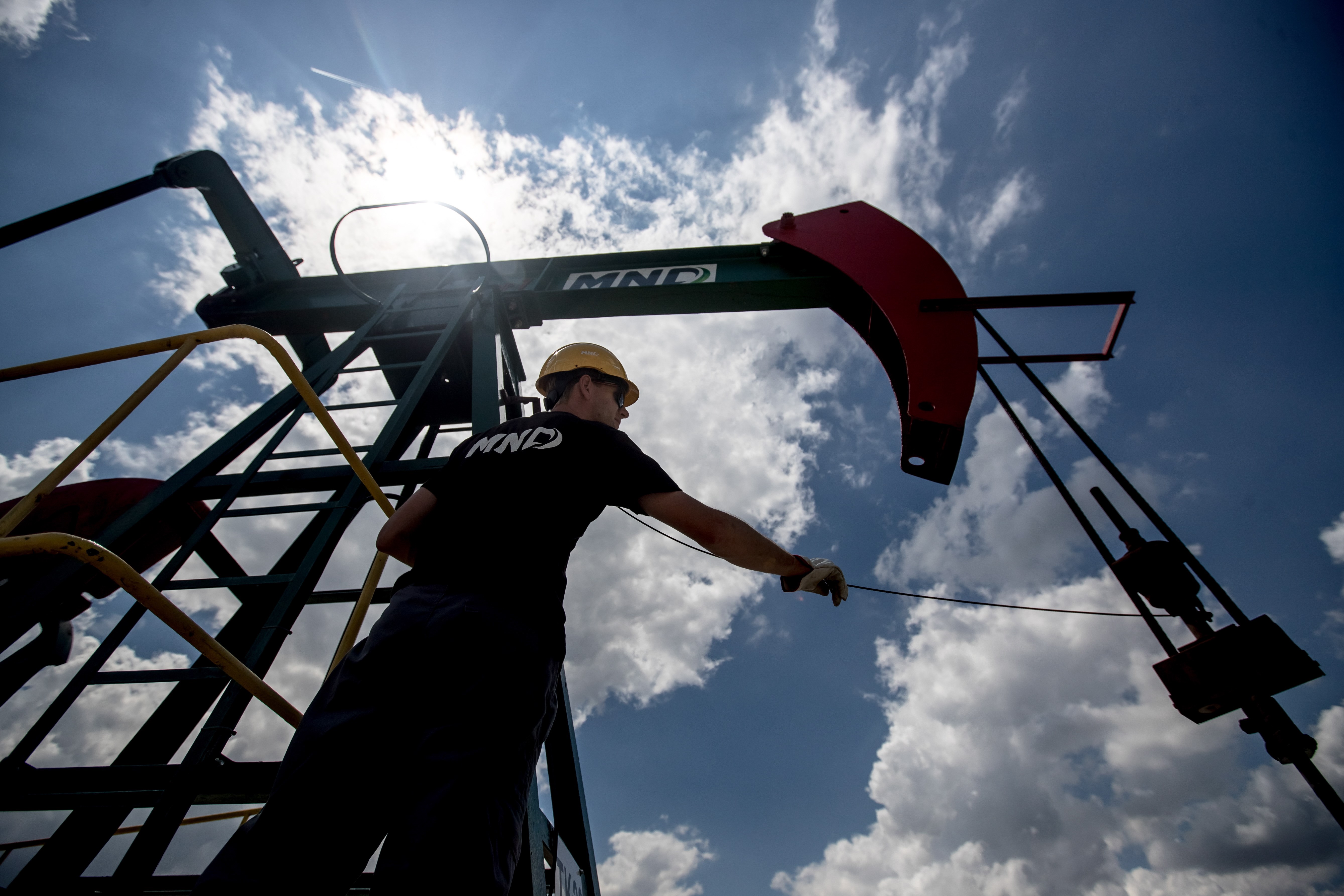 El petr&oacute;leo volvi&oacute; a cerrar por encima de los USD 100 tras otra escalada militar entre Ir&aacute;n y Estados Unidos