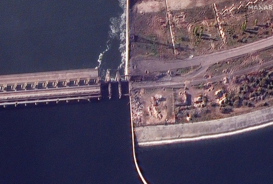 Durante la retirada de Kherson, las tropas rusas destruyeron puentes y dañaron una represa hidroeléctrica clave