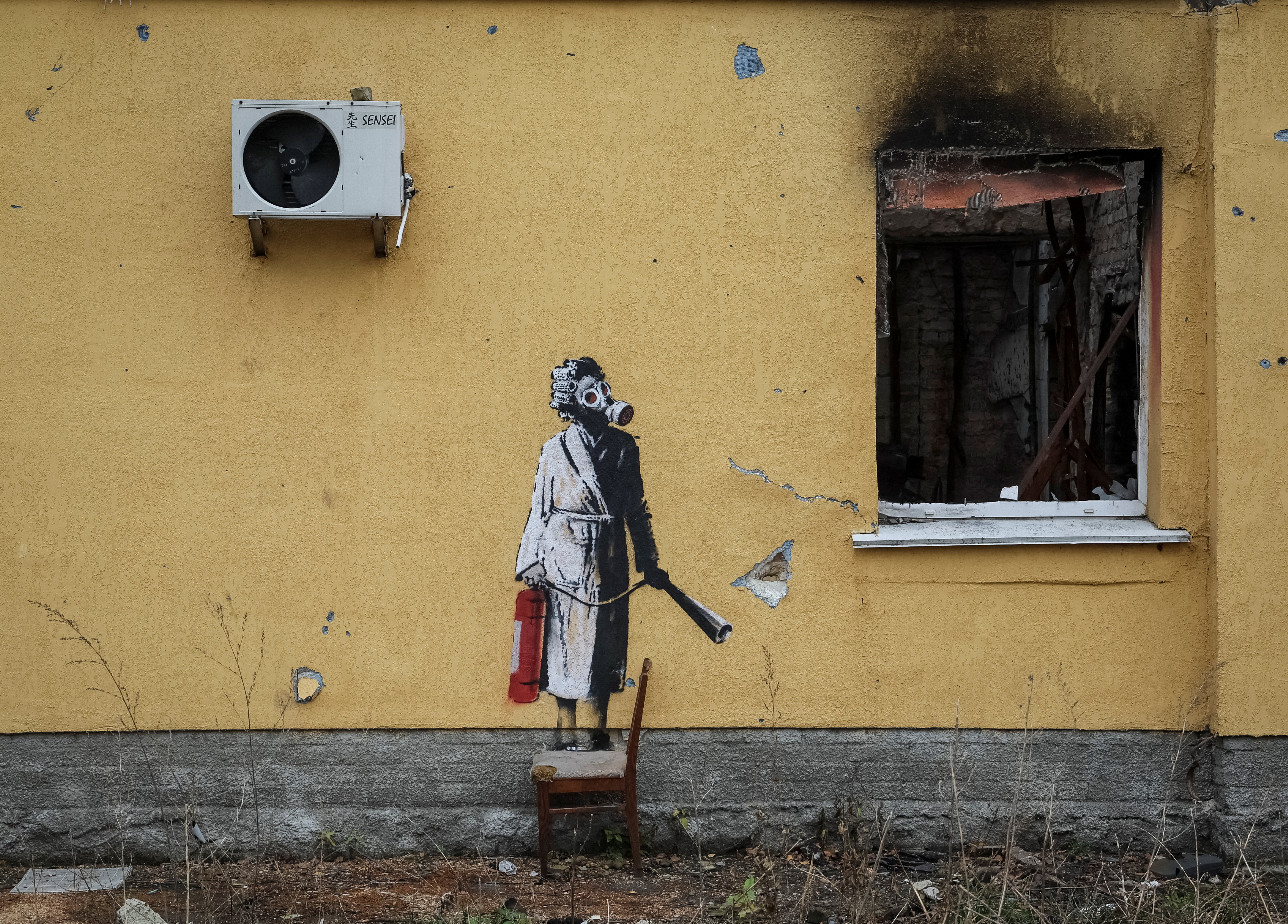 Graffiti en Hostomel. La revista confirmó que son de Banksy (Reuters)