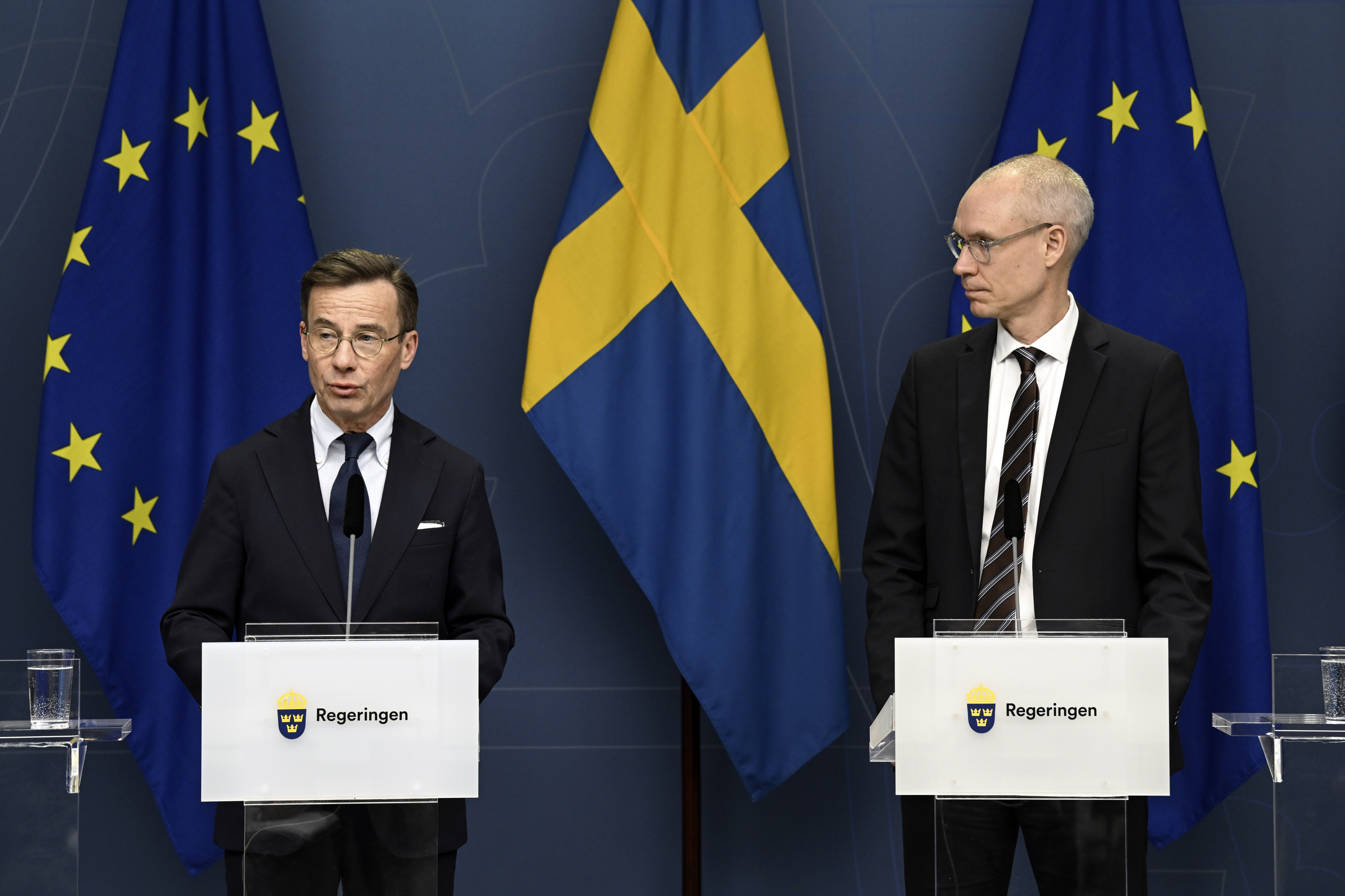 El primer ministro de Suecia, Ulf Kristersson (izquierda), y Oscar Stenstroem, jefe negociador en el proceso de ingreso a la OTAN, ofrecen una conferencia de prensa acerca de la adhesión, en Estocolmo, el 14 de marzo de 2023. (Fredrik Sandberg/TT News Agency via AP)