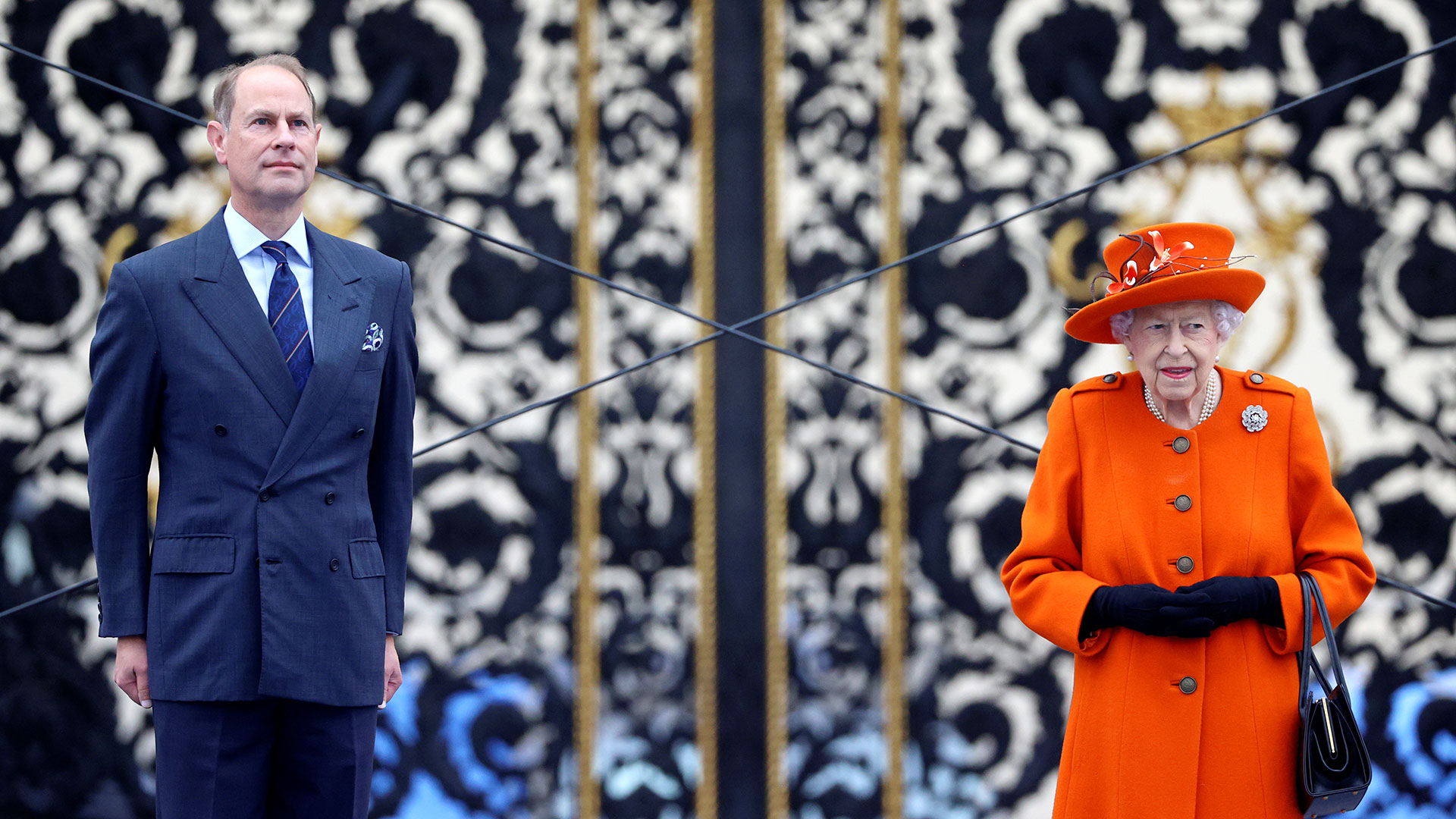 Una foto del 7 de octubre de 2021: la reina Isabel de Gran Bretaña y el príncipe Eduardo asisten al lanzamiento del relevo de bastón de los Juegos de la Commonwealth, en las afueras del Palacio de Buckingham (REUTERS/Hannah McKay)