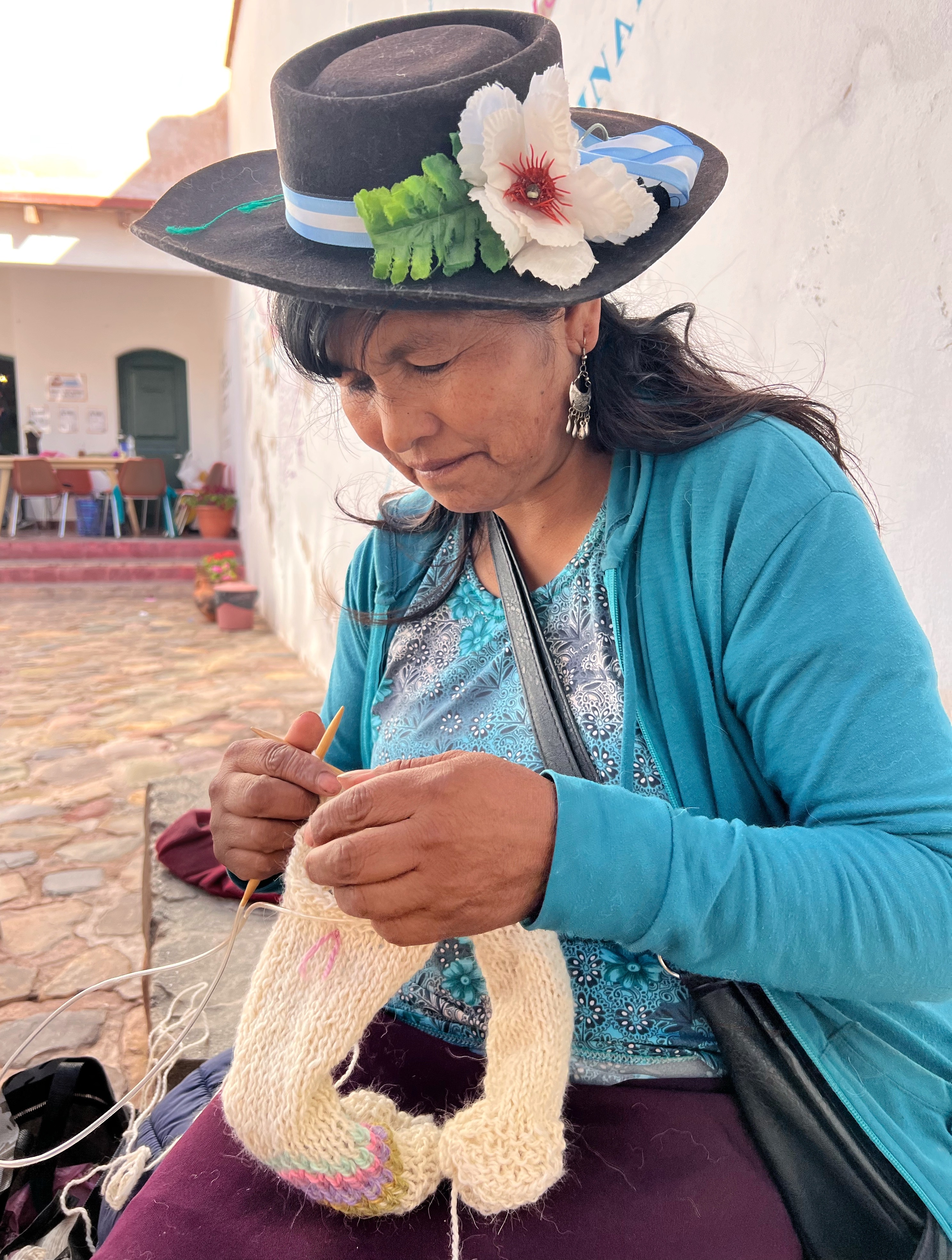 Sabina Cruz, tía de Celeste, y maestra tejedora de Maimará, quien también comparte sus conocimientos junto a sus hermanas (Foto: Celeste Valero)