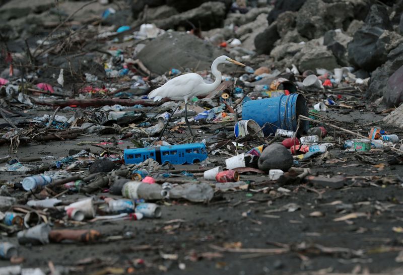 Pila de desechos plásticos y escombros cerca de la playa en la ciudad de Panamá el 19 de julio de 2019 (REUTERS/ Erick Marciscano)