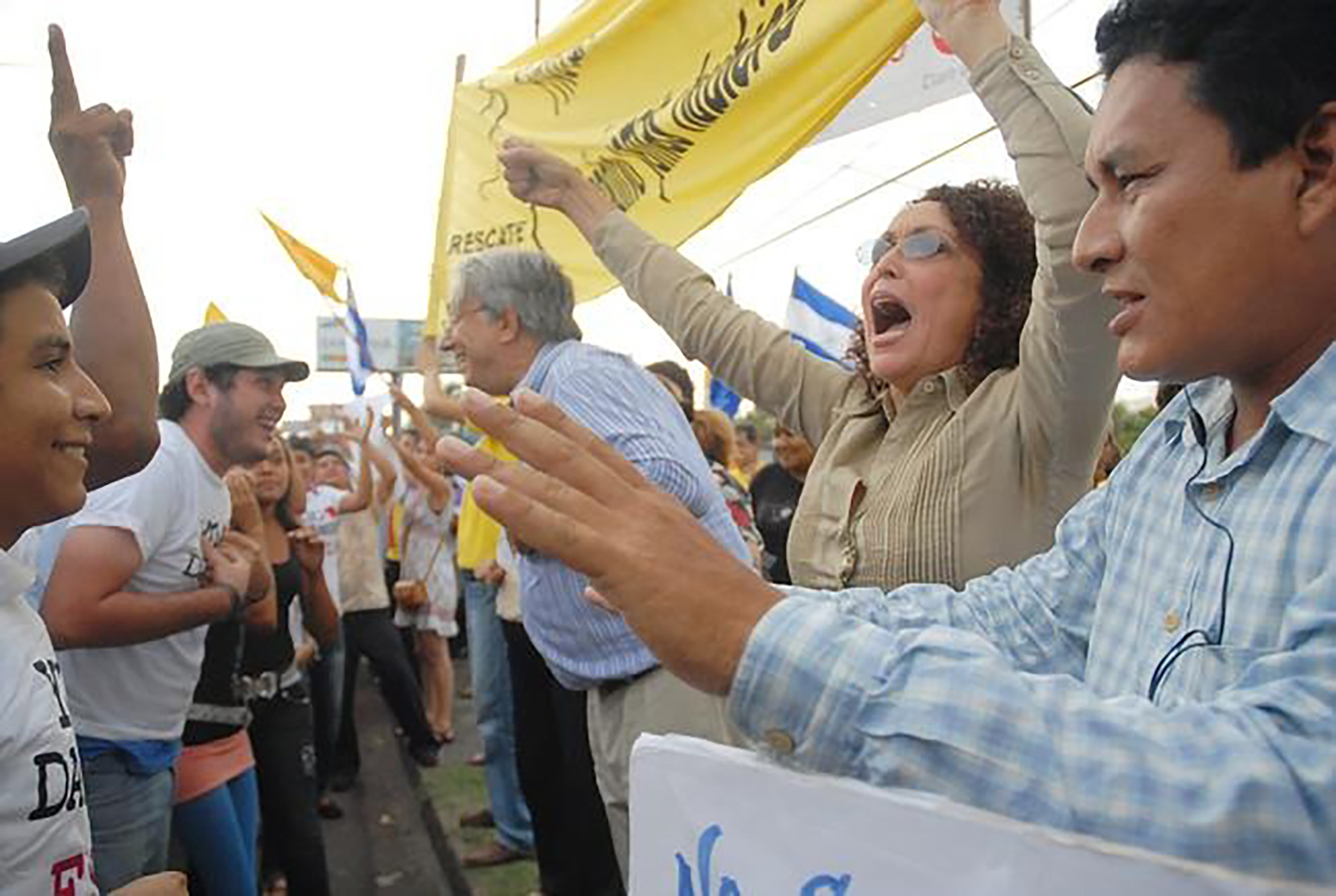 Mónica Batodano durante una protesta frente al hotel donde se reunió el Foro de Sao Paulo, en 2011, en Managua. (Foto cortesía)