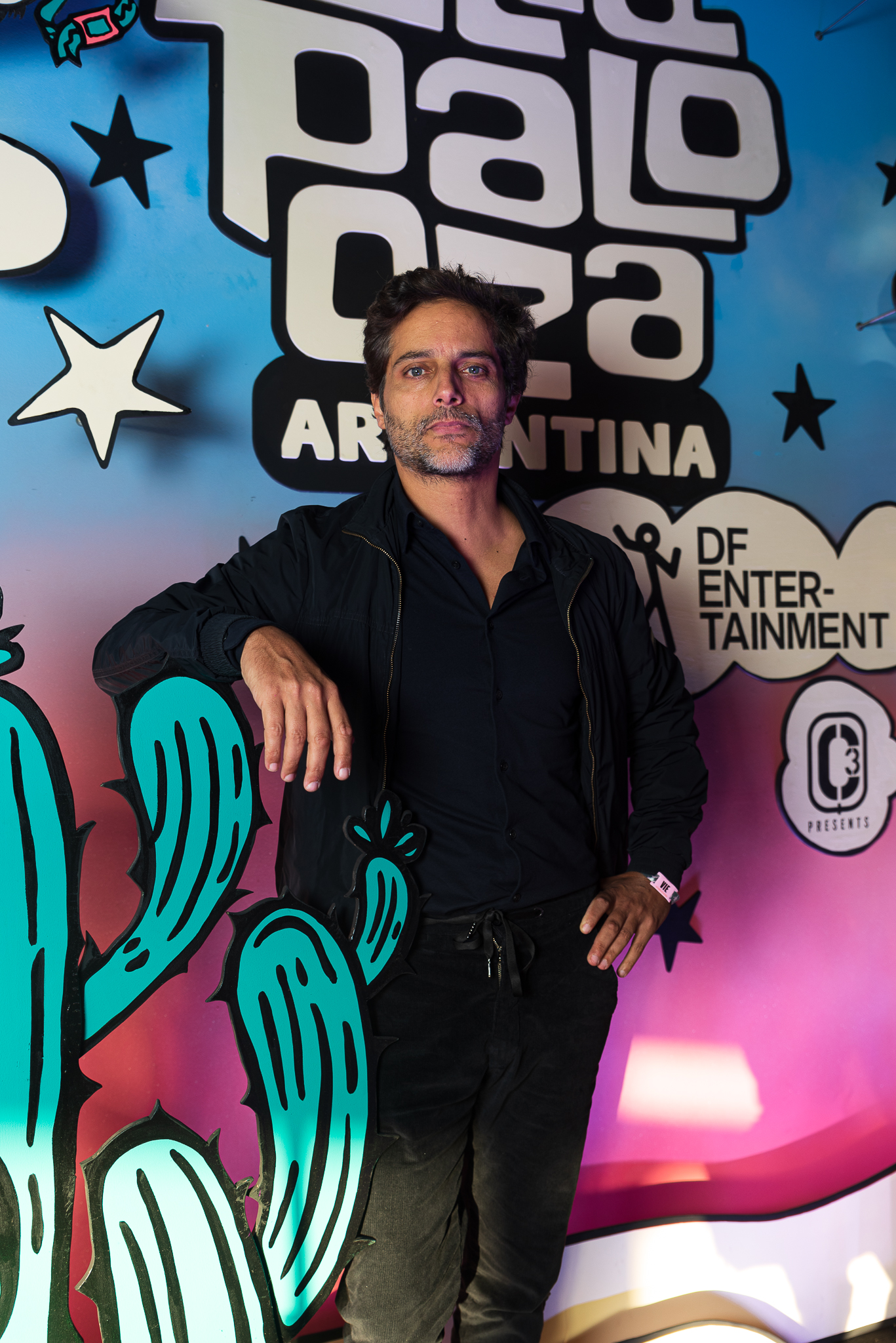 Joaquín Furriel con un look total black, presente en el megaevento donde miles de personas pudieron reencontrarse con sus artistas favoritos