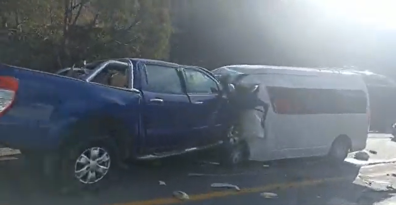 Así quedó la camioneta en la que viajaba el equipo de baloncesto (captura/Twitter/@adela_micha)