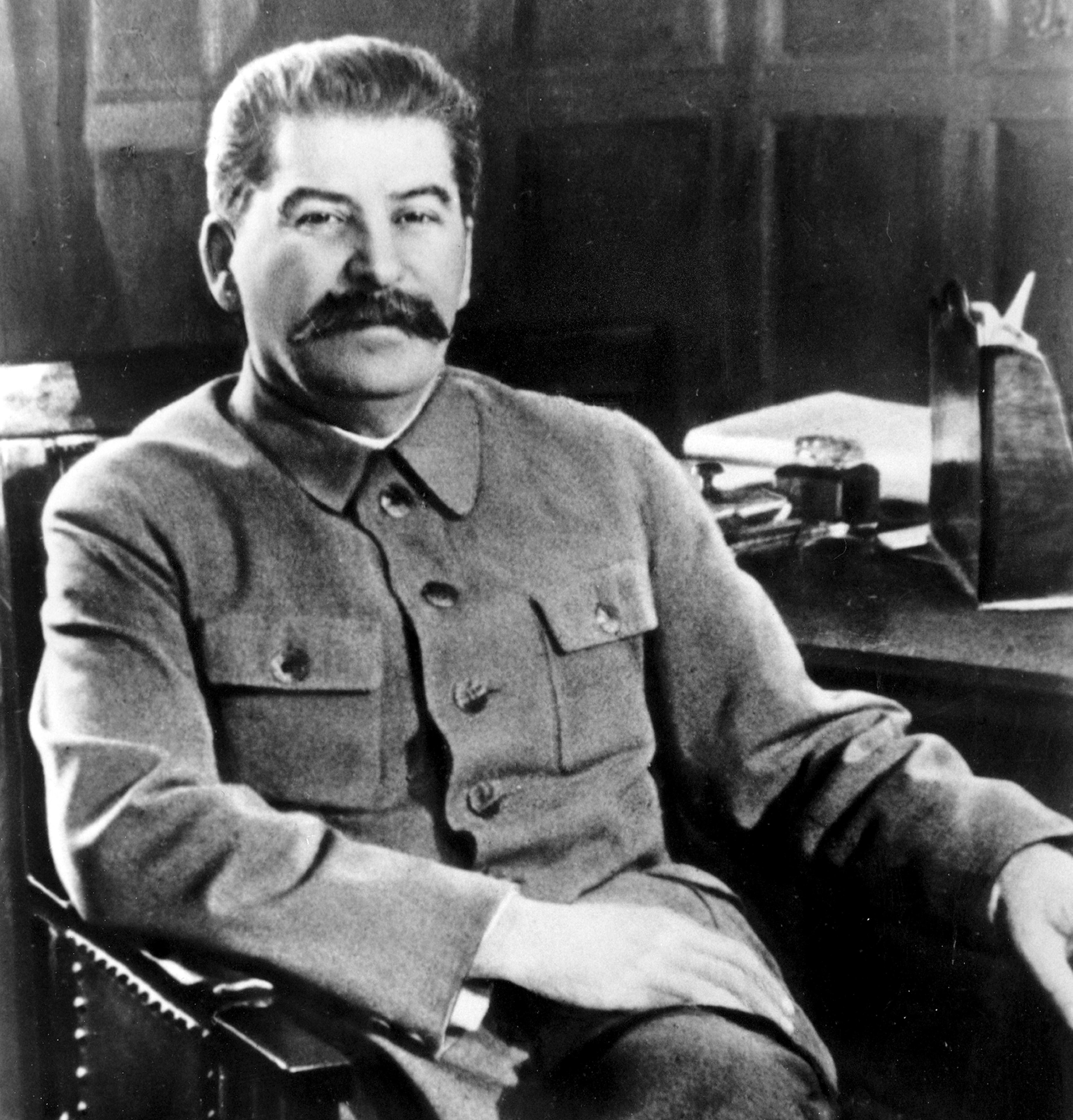 ARCHIVO - Josef Stalin, secretario general del Partido Comunista de la Unión Soviética y primer ministro del estado soviético, posa en su escritorio en el Kremlin, Moscú, Rusia, en febrero de 1950. La muerte de Stalin por una hemorragia cerebral en 1953 fue traumática para soviéticos que lo veneraban.

