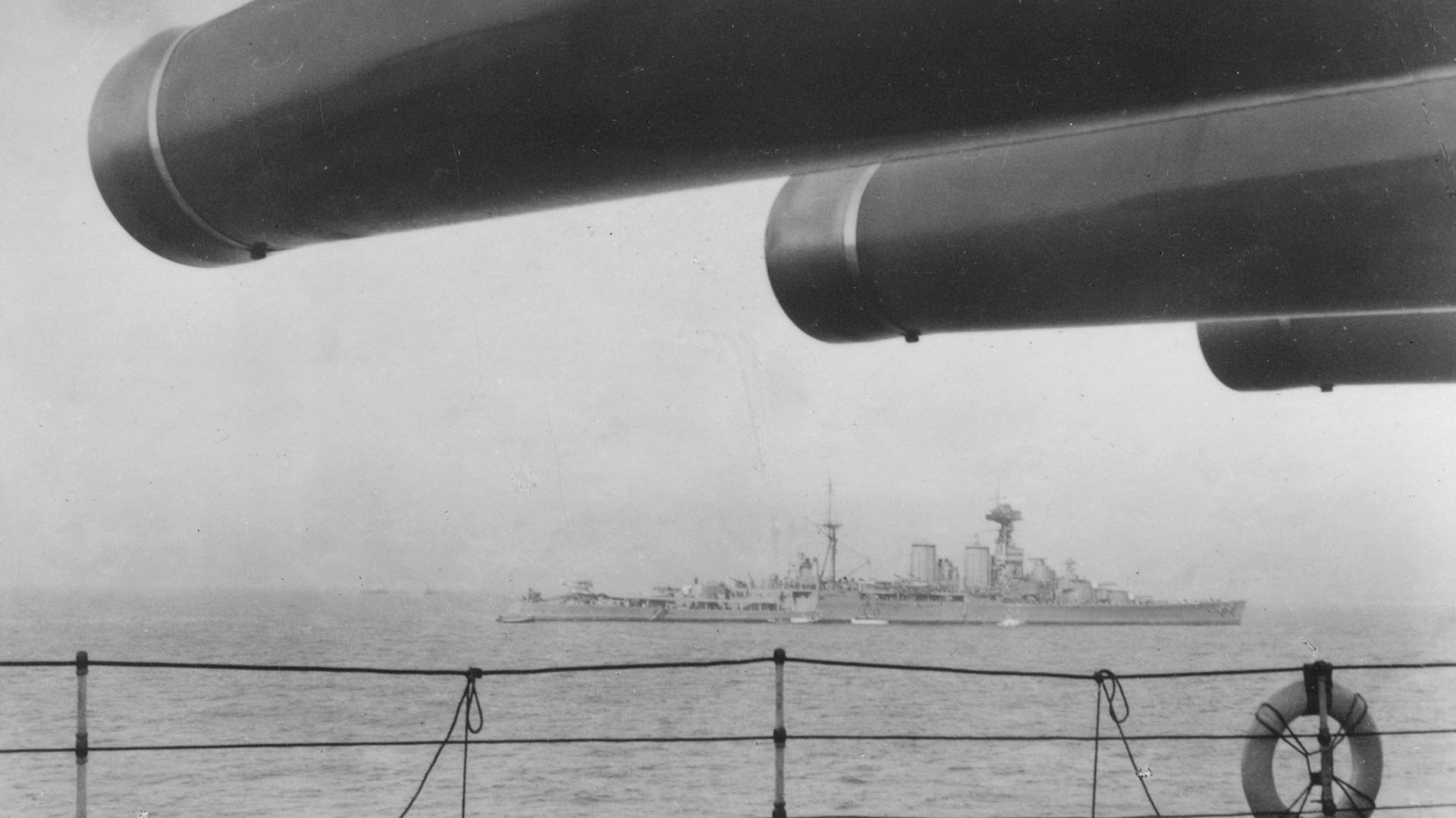 El crucero HMS Hood, visto desde el HMS Nelson. El buque de guerra más grande de la Marina Real, explotó y se hundió mientras se enfrentaba al acorazado alemán Bismarck y al crucero pesado Prinz Eugen, en el Estrecho de Dinamarca. el 24 de mayo de 1941. Solo sobrevivieron 3 de su tripulación de 1421 hombres  (The Print Collector/Print Collector/Getty Images)
