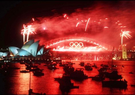 AUSTRALIA - OCTOBER 01:  Olympic closing ceremony fireworks display over Sydney harbor and opera house in Sydney, Australia on October 01, 2000.  (Photo by Pool JO SYDNEY 2000/Gamma-Rapho via Getty Images)