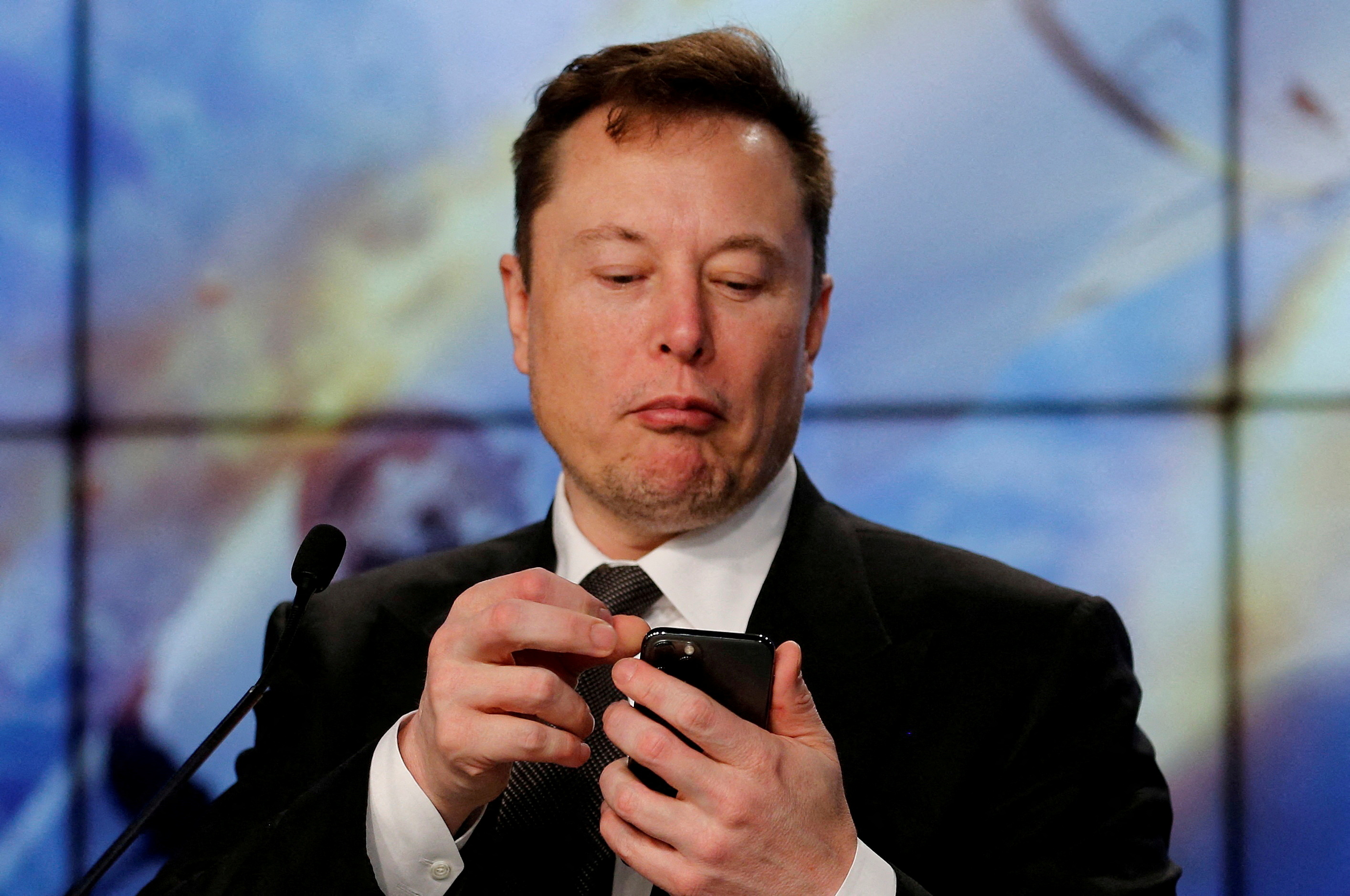 Elon Musk fue acusado de acoso sexual y afirman que su empresa pagó USD 250.000 a una azafata para acallar la denuncia