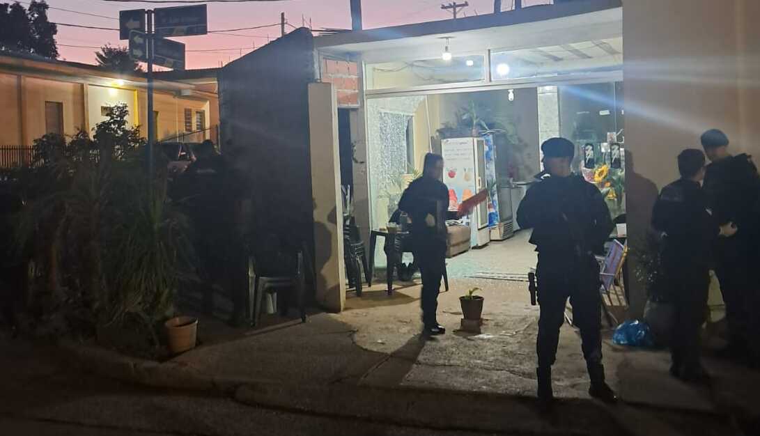 Tomaba una cerveza en un bar y lo acribillaron antes de que termine el vaso: crimen con el sello mafioso del sicariato