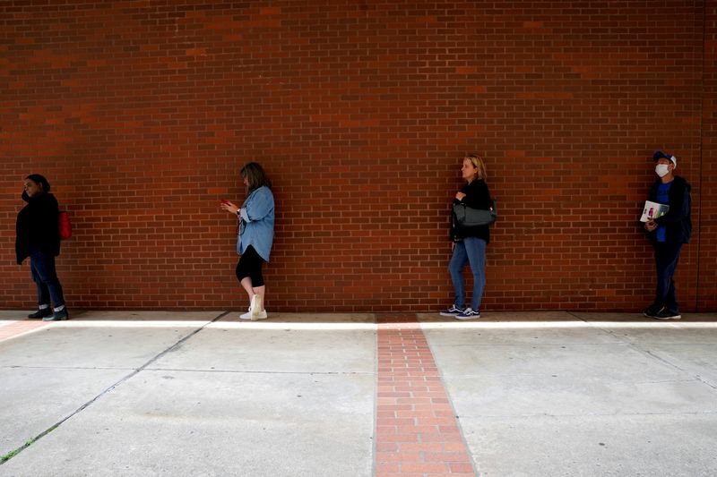 FOTO DE ARCHIVO. Varias personas esperan para recibir subsidios por desempleo en Arkansas Workforce Center en Fort Smith, Arkansas. Abr 6, 2020. REUTERS/Nick Oxford