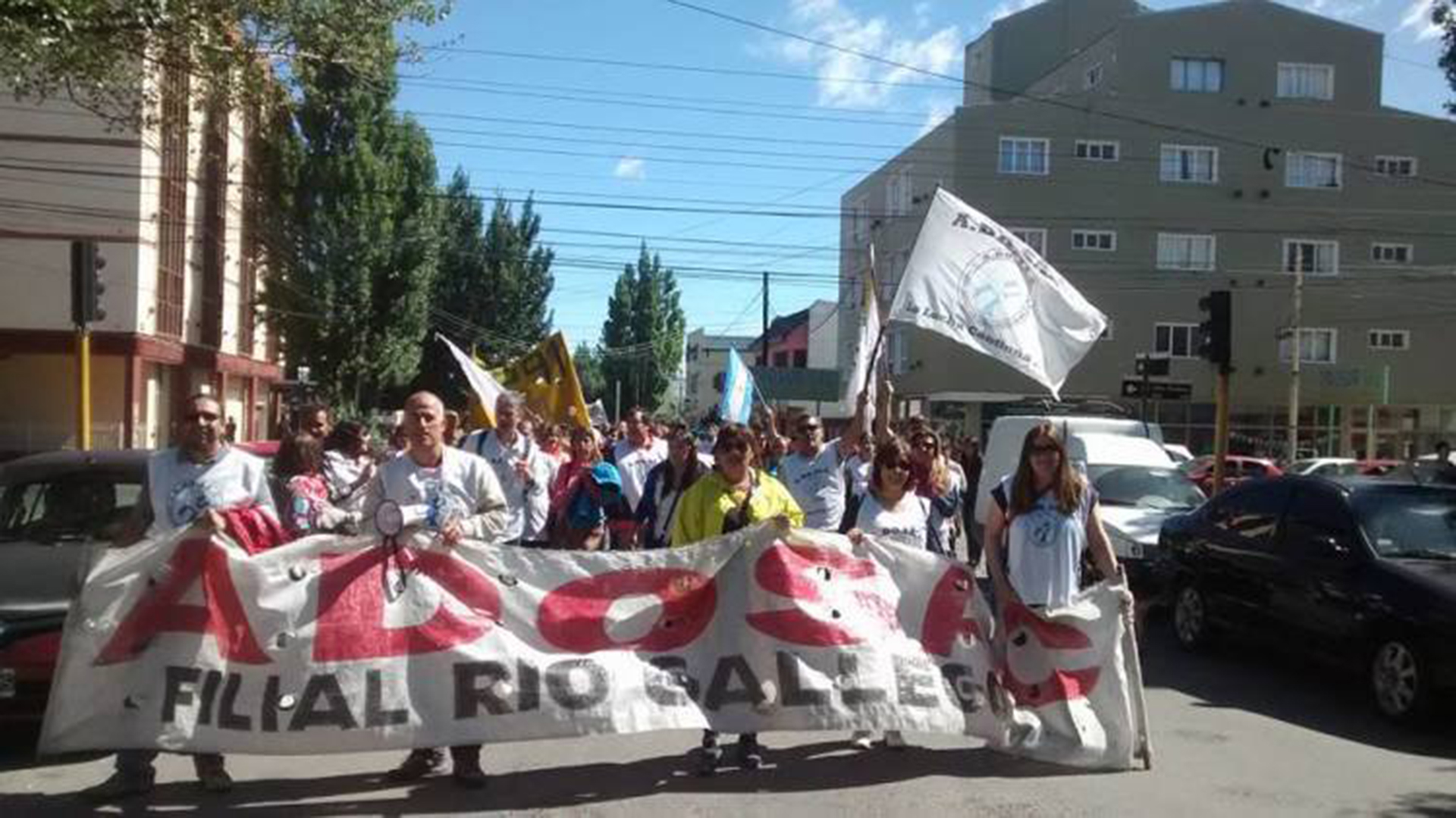 Una protesta del sector docente en Santa Cruz,. Las provincias brindan servicios, como Educación y Salud, intensivos en personal. Pero el aumento de la nómina responde más a factores políticos que demográficos, como la población en edad escolar o de adultos mayores
