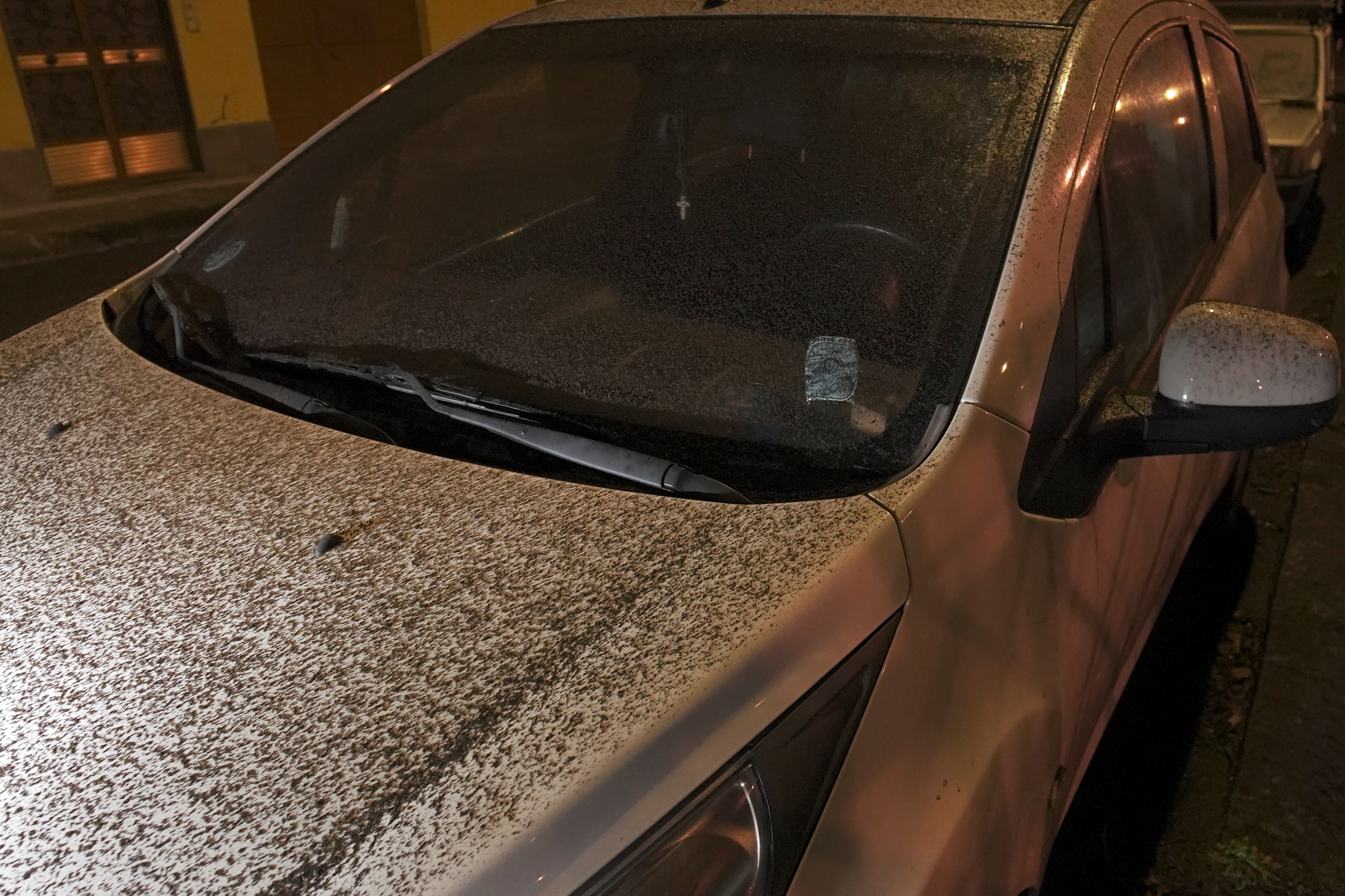 Un coche cubierto con cenizas durante la erupcion del volcan Etna en la ciudad de Fleri, Italia (Foto: Reuters/Antonio Parrinello)
