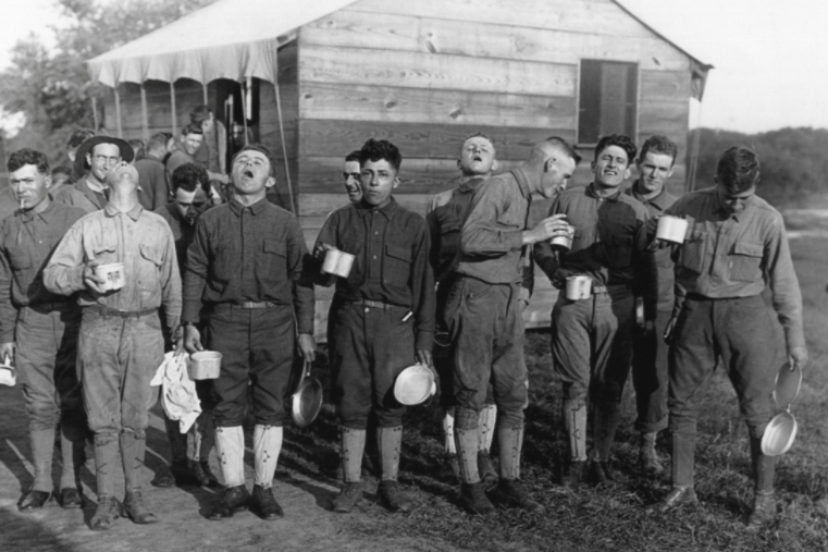 Soldados en Camp Dix, Nueva Jersey, hacen gárgaras con agua con sal en septiembre de 1918: una forma del pensamiento mágico para protegerse contra la mortífera gripe. (Coleccion Everett/Archivos Nacionales)