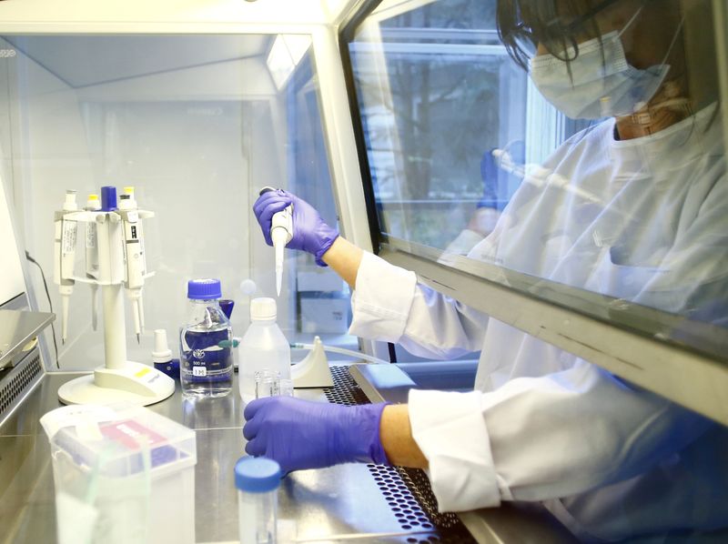 Un técnico de un laboratorio trabaja en la investigación de una vacuna contra el COVID-19 en el hospital universitario en Bern, Suiza (REUTERS/Arnd Wiegmann)