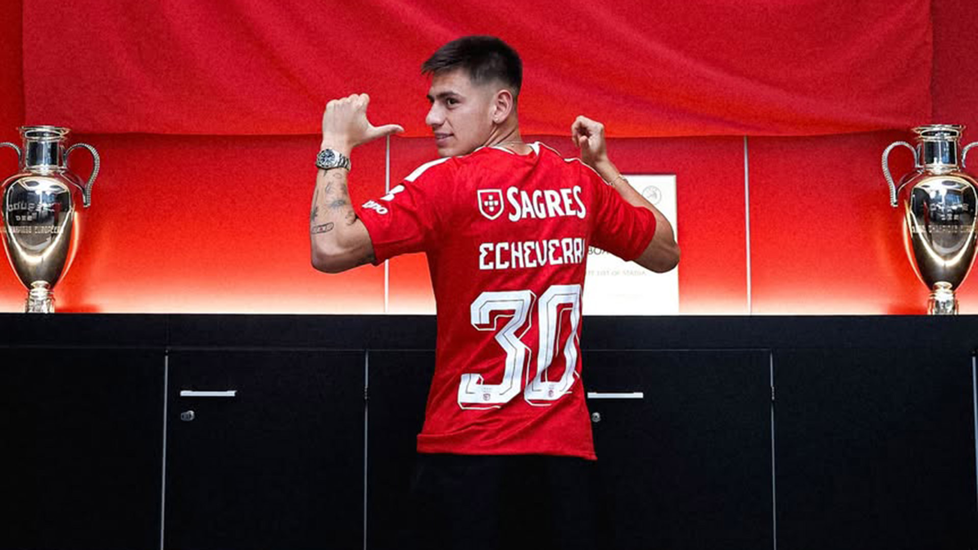 La presentaci&oacute;n del Diablito Echeverri en el Benfica tras ser cedido por el Manchester City: 