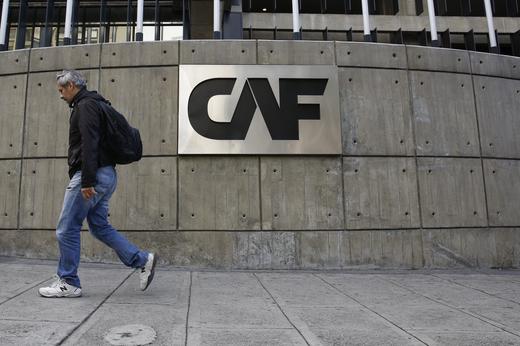 Un hombre pasa junto al logo corporativo del Banco de Desarrollo de América Latina (CAF) en su sede en Caracas, Venezuela (Foto: REUTERS/Carlos Garcia Rawlins)