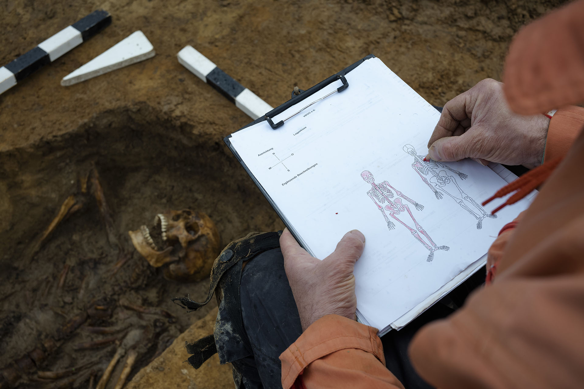 Werner Schulz, un técnico de excavación, toma nota de los huesos de los restos de un soldado soviético, durante una búsqueda de caídos de la Segunda Guerra Mundial cerca del pueblo de Klessin en Alemania (Foto AP / Markus Schreiber)