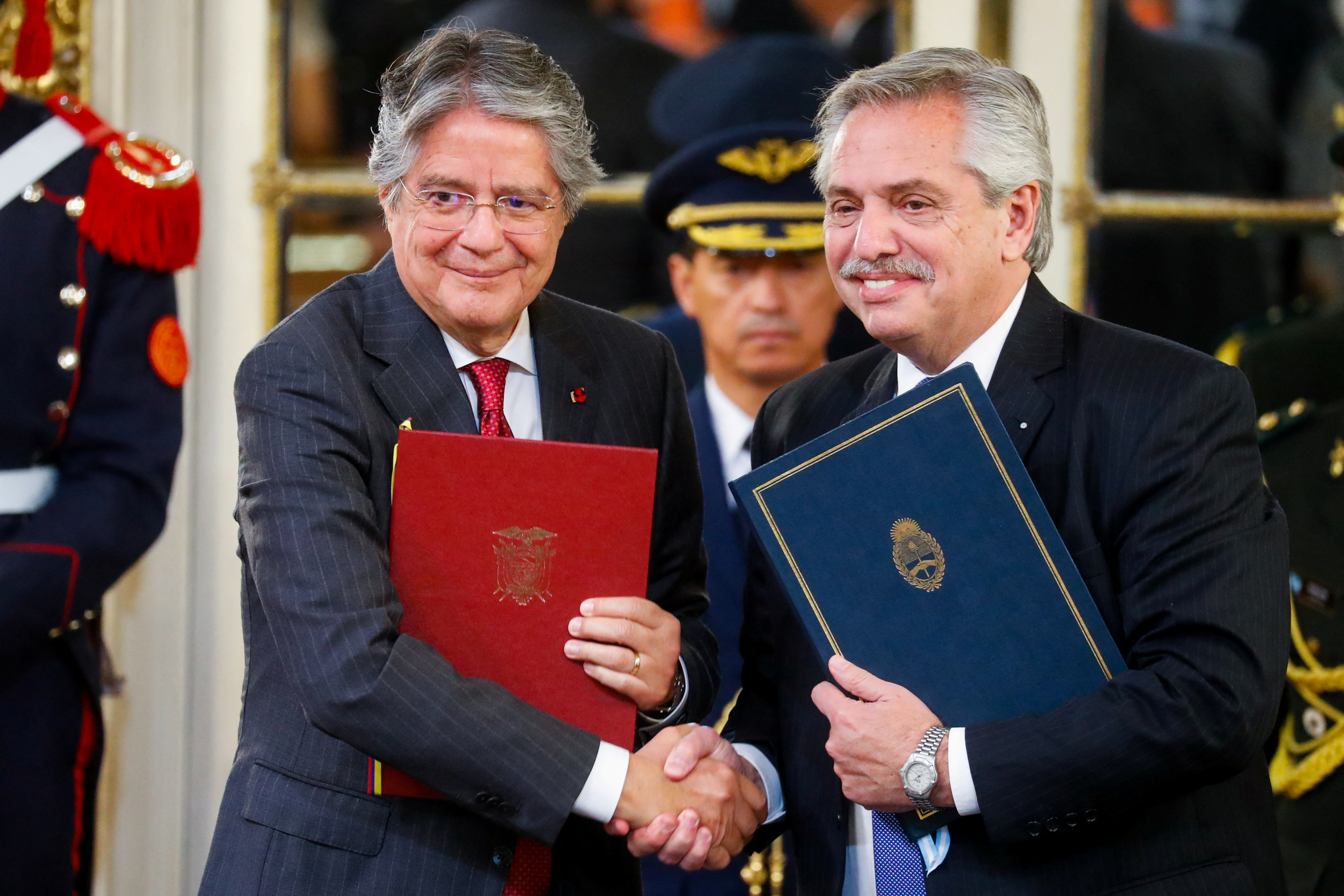 El presidente Lasso saluda a Alberto Fernández durante la visita de Estado que realizó a la Argentina en abril de este año. 