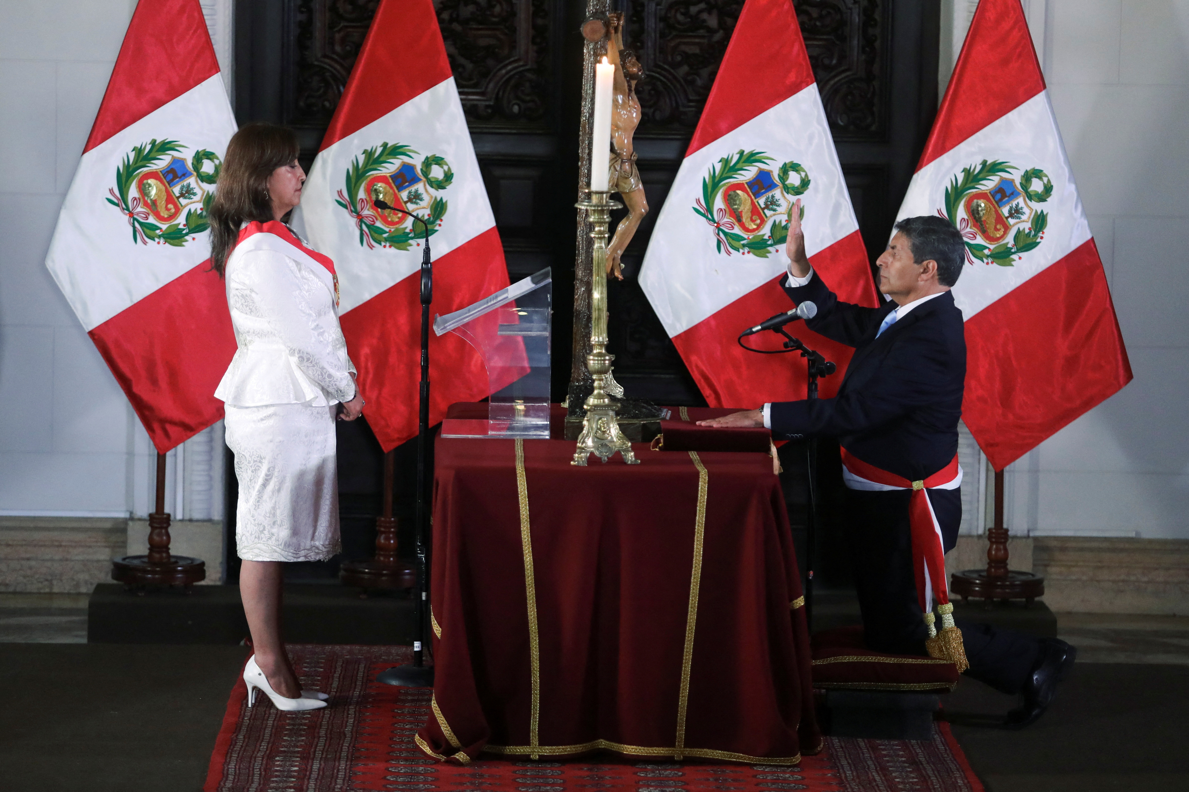 Dina Boluarte toma juramento a César Cervantes, el nuevo ministro del Interior. (Reuters/Sebastián Castañeda) 