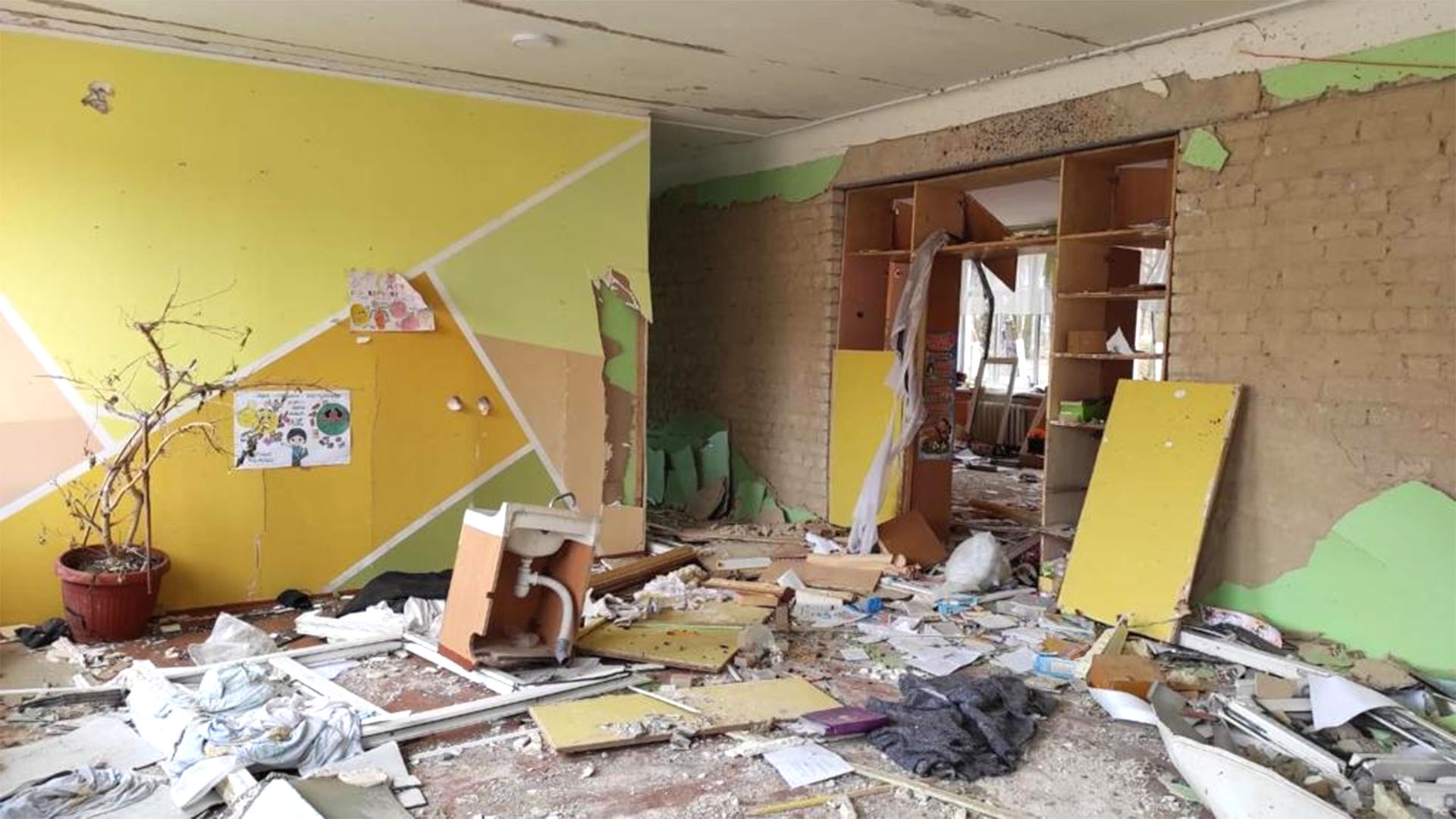Esta foto del 24 de abril de 2022 proporcionada por Inna Levchenko muestra los daños causados por los bombardeos rusos a la Escuela No. 21, en Chernihiv (Inna Levchenko vía AP)