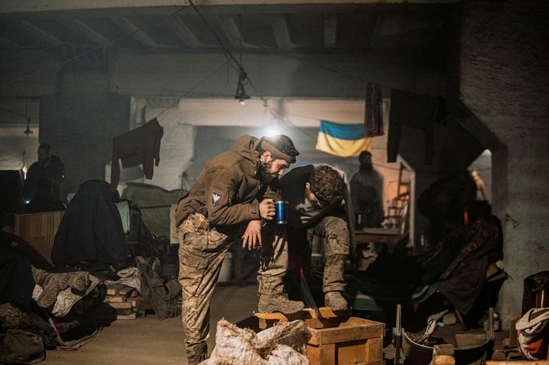 At the moment descanso en batalla beber en las catacombas la acería que convirtión en último polo de resistencia ucraniana en Mariupol