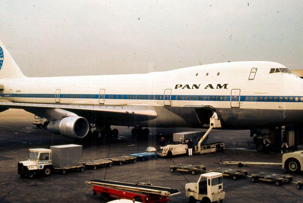 Un avión de Pan Am en la terminal Heathrow, en Londres, en 1973. En esa década comenzaron los problemas, con el brutal aumento de los precios del petróleo. Pan Am tenía los vuelos más largos y la cuenta de combustibles más cara