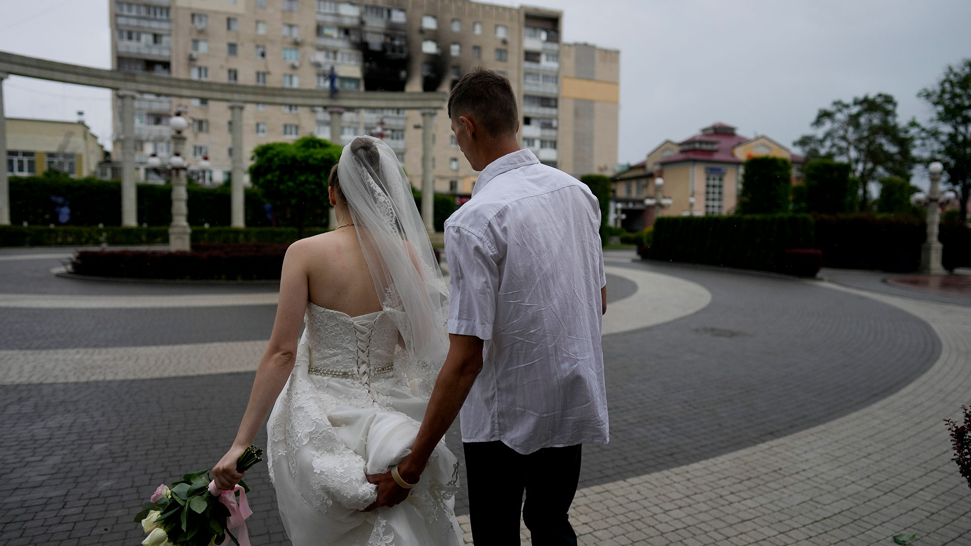 Yevhen Levchenko y Nadiia Prytula se van después de casarse en Irpin, en las afueras de Kyiv, Ucrania, el martes 21 de junio de 2022. Después de la boda la pareja debe separarse, Nadiia se va a estudiar al exterior y Yevhen se queda porque los hombres no pueden salir del país. Un número creciente de parejas en Ucrania está convirtiendo rápidamente el amor en matrimonio debido a la guerra con Rusia. Algunos son soldados y se casan justo antes de partir para luchar. Otros están unidos en la determinación de que vivir y amar plenamente son más importantes que nunca frente a la muerte y la destrucción. (Foto AP/Natacha Pisarenko)