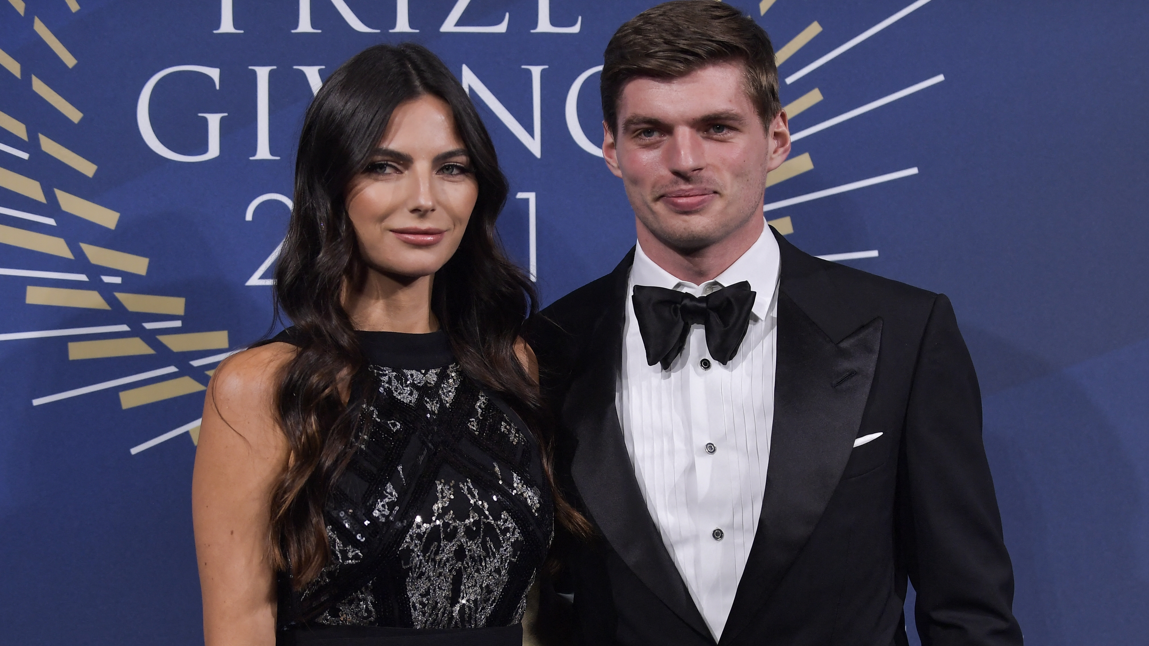 Max Verstappen y su novia, la brasileña Kelly Piquet, se robaron todos los flashes en la gala de la FIA (JULIEN DE ROSA / AFP)