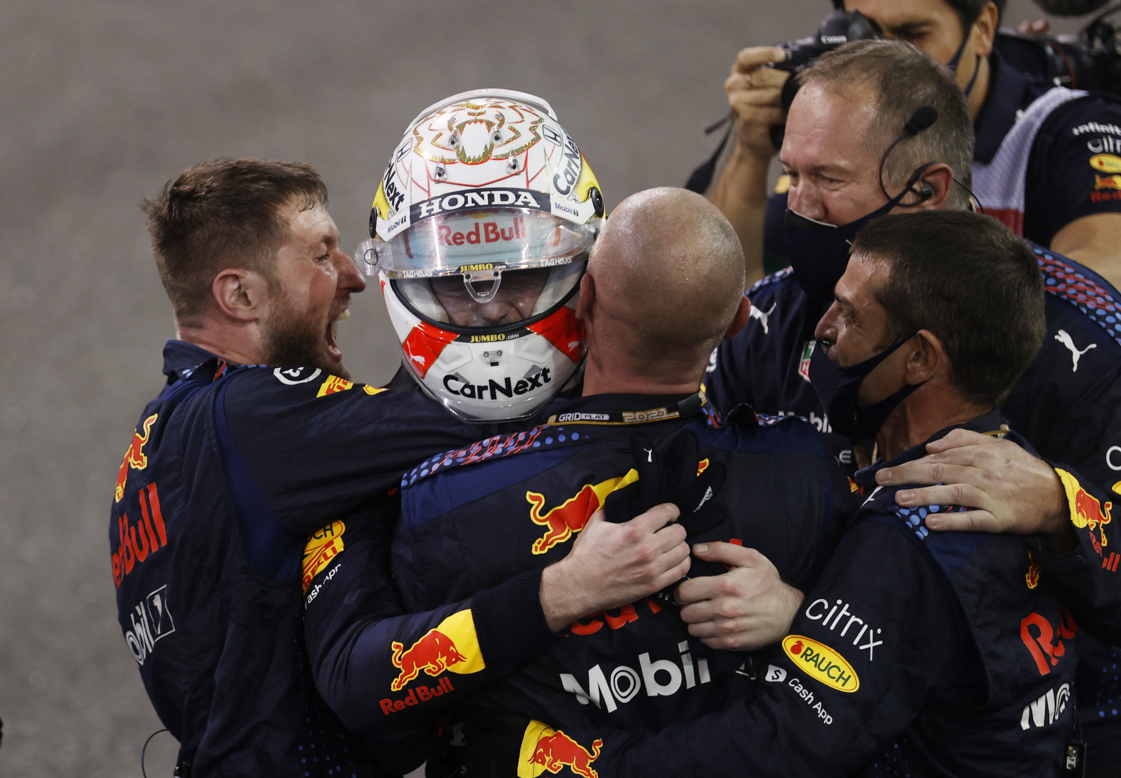 Verstappen corrió a celebrar con el equipo de Red Bull (Reuters)