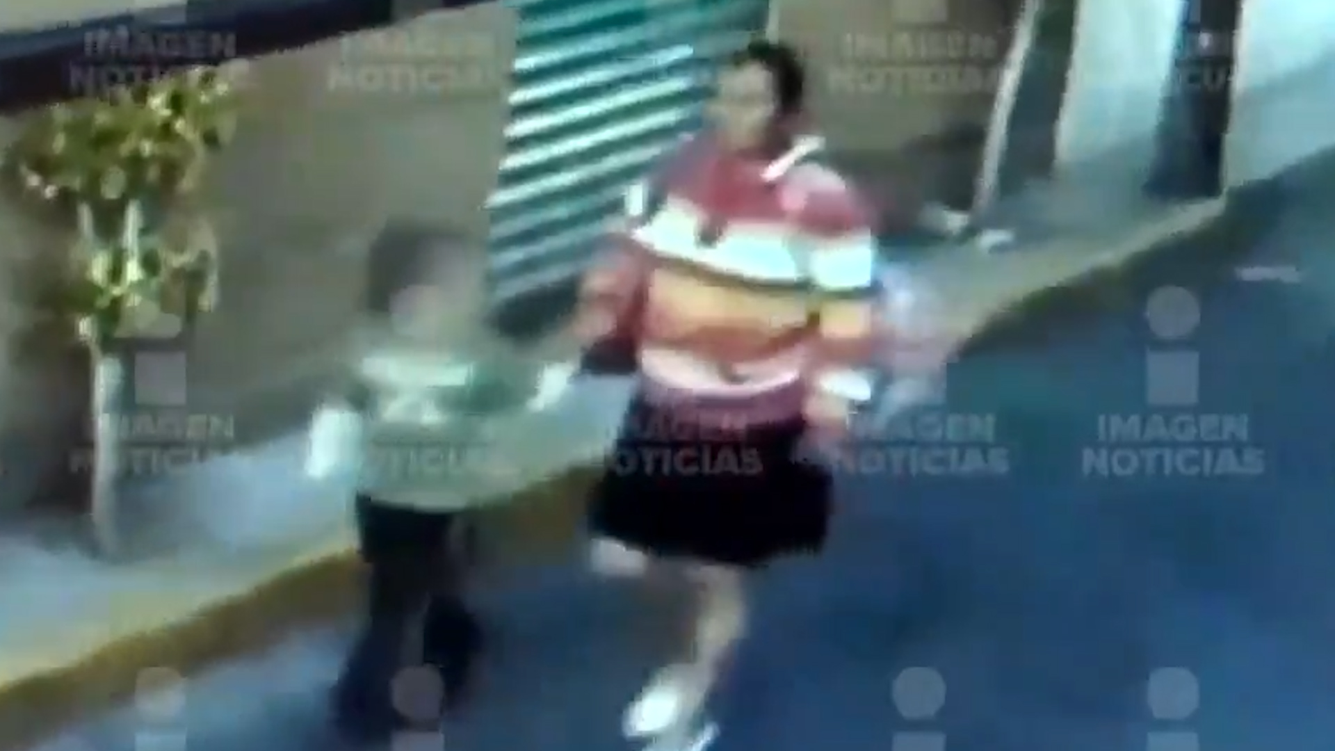 Gladis Giovana se la llevó cuando la niña salió de la escuela sin supervisión alguna Foto: Captura de pantalla - Imagen TV.