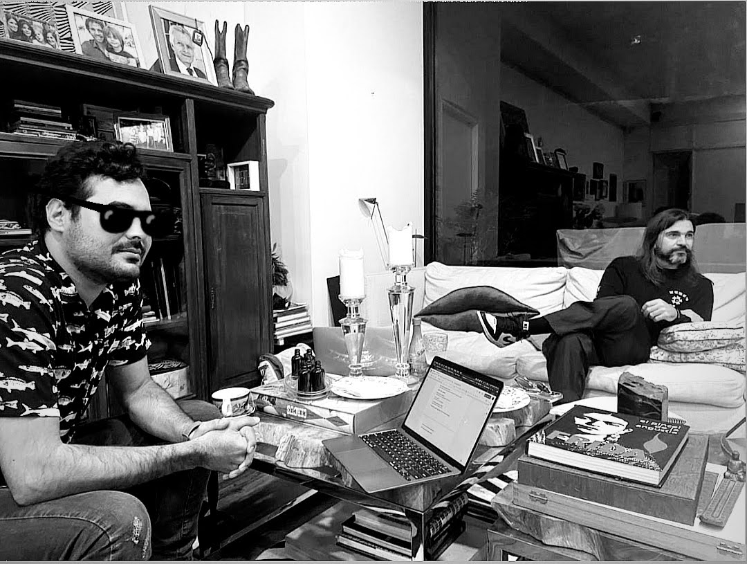 En la foto, con lentes oscuros, Diego Londoño, y recostado sobre el sofá, Juanes. (Cortesía).