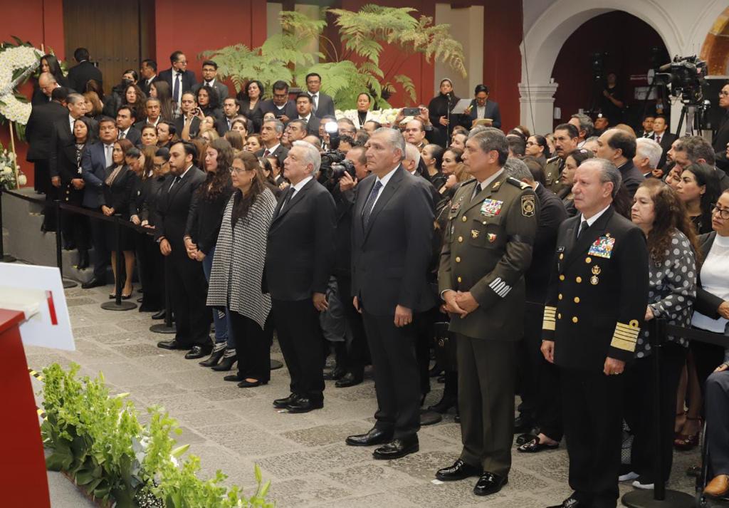El presidente de México en compañía de otros representantes ejecutivos rindieron guardia a lado del cofre fúnebre (foto: Cortesía)