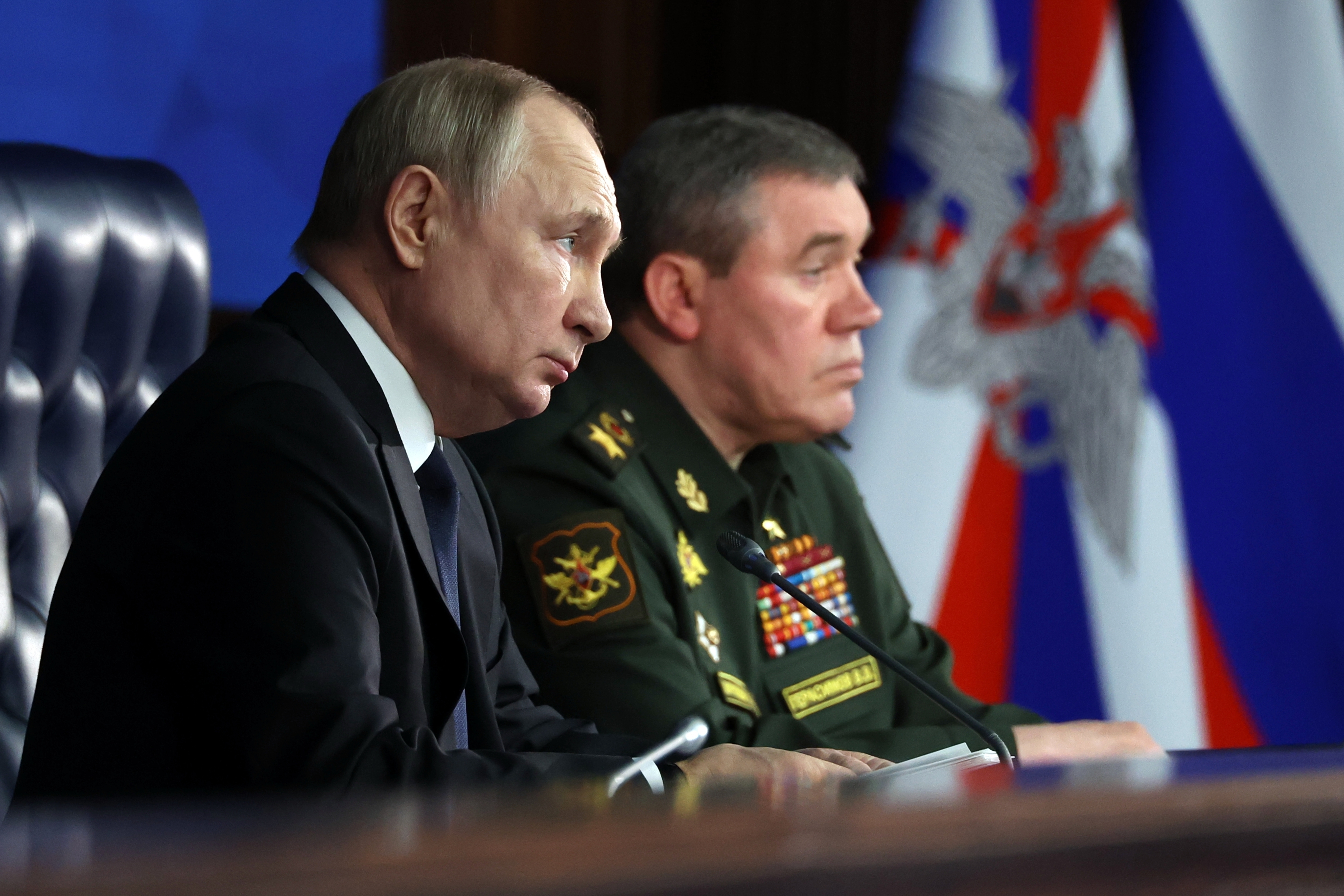Putin y el jefe del Estado Mayor General, el general Valery Gerasimov, en una foto de archivo (Mikhail Kuravlev, Sputnik, foto de Pool del Kremlin vía AP, Archivo)