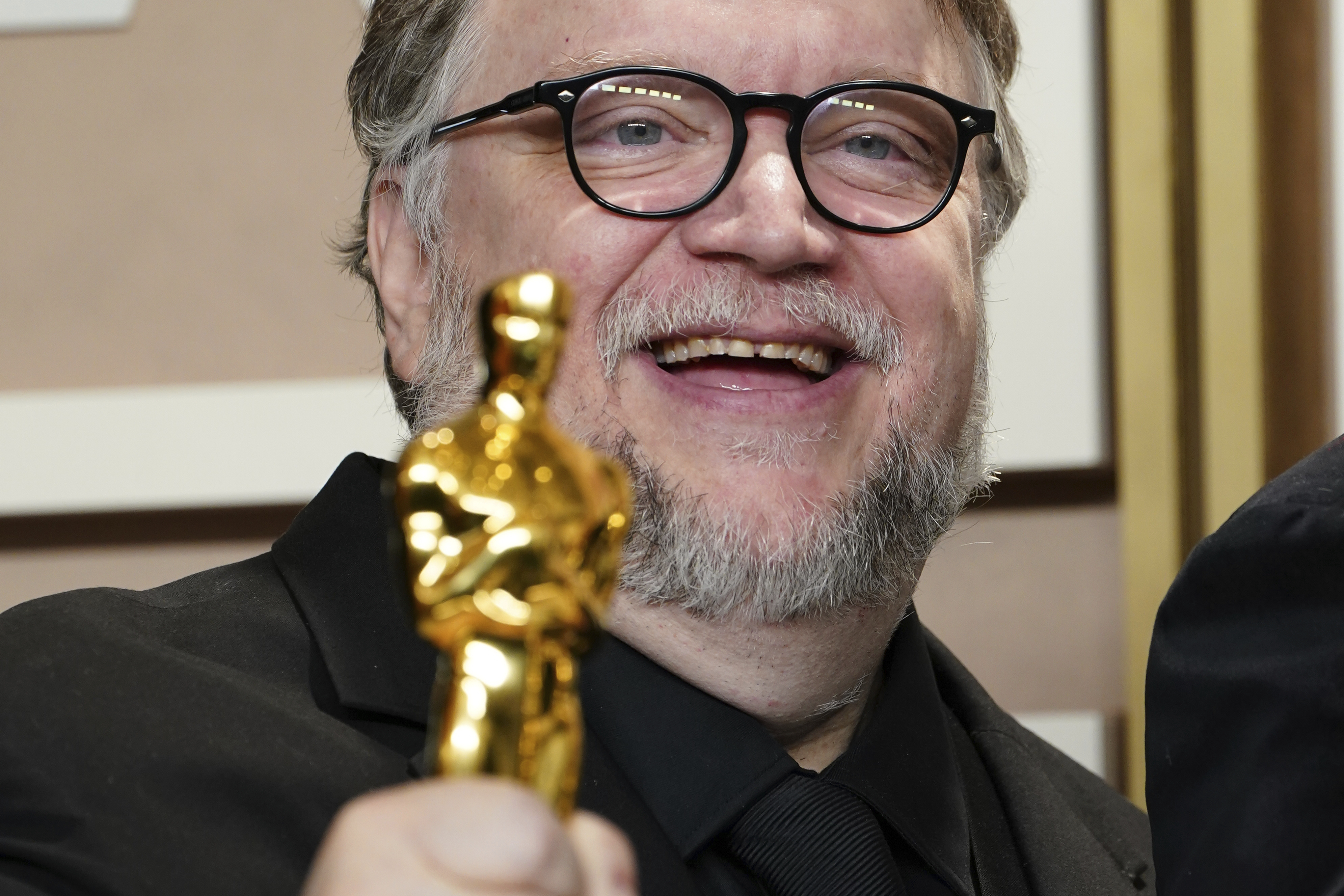 Ebrard, Sheinbaum, Monreal y más celebraron el Óscar de Guillermo del Toro por “Pinocho”