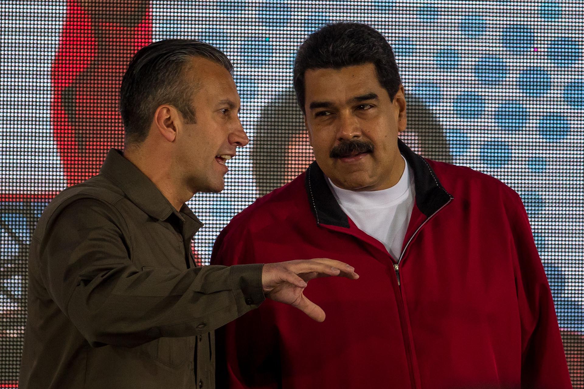El presidente de Venezuela, Nicolás Maduro, habla con el vicepresidente  económico venezolano, Tareck El Aissami, durante un acto en 2017 en Caracas (EFE/MIGUEL GUTIÉRREZ)