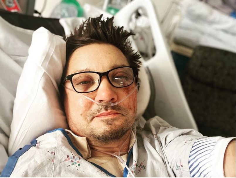 La foto che l'attore ha postato dal letto d'ospedale dove si trova.