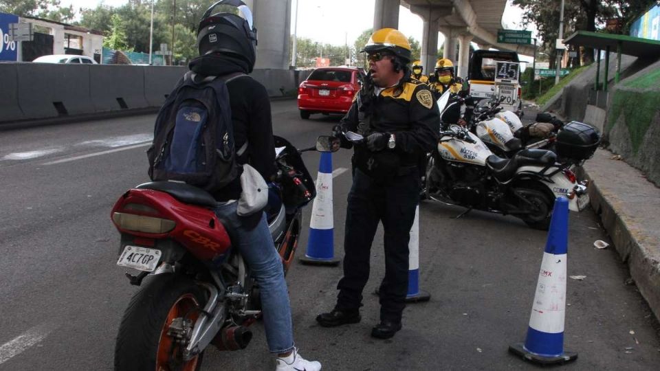 Agentes de transito de la CDMX entrevistan a un motociclista en Periférico Sur (Foto: Cuartoscuro)