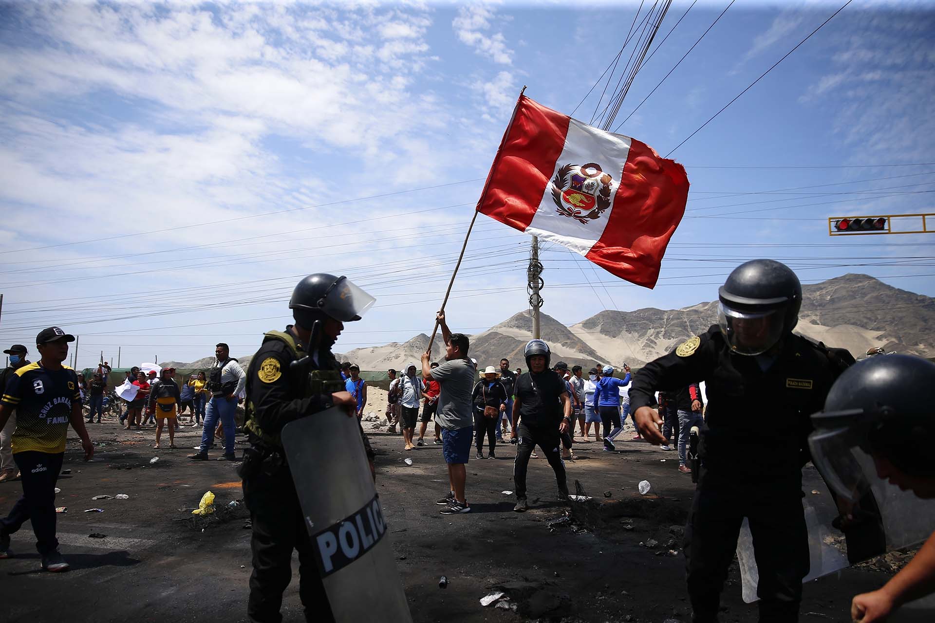 Simpatizantes del destituido presidente peruano Pedro Castillo protestan en la autopista Panamericana Norte. 