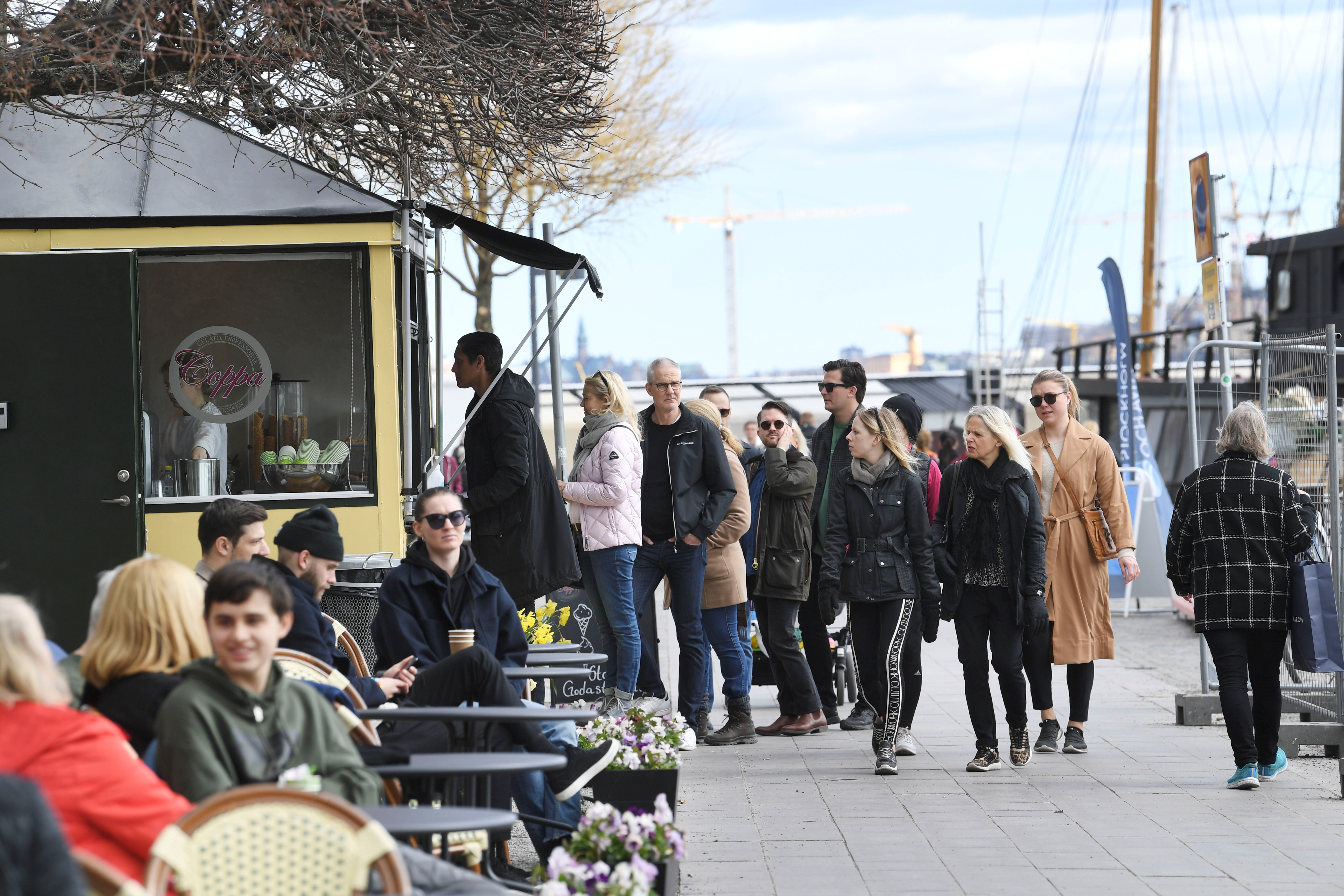 Personas comprando helado en  Norr Malarstrand, en Estocolomo  (TT News Agency/Fredrik Sandberg via REUTERS)