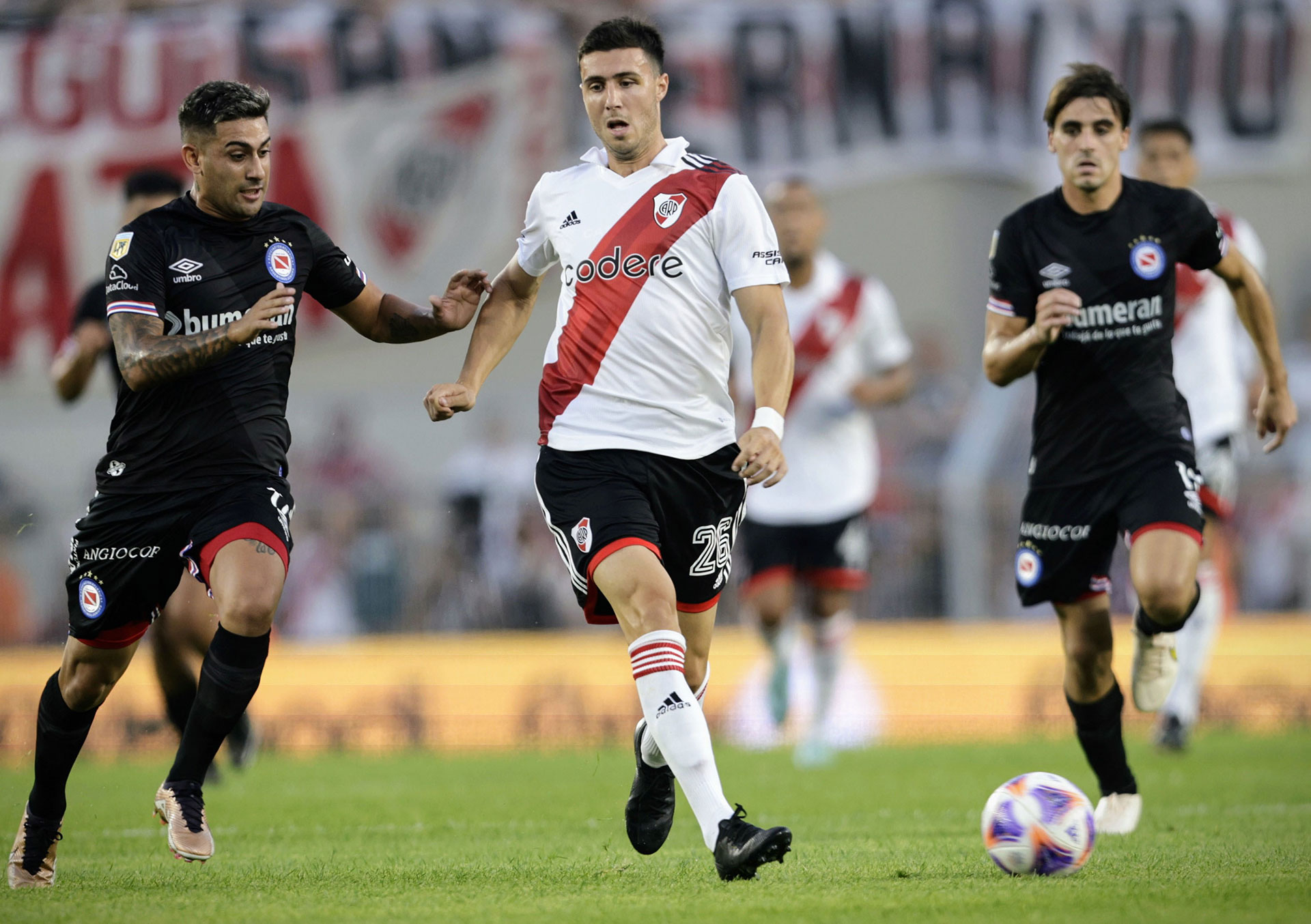 Con goles de penal de Borja y Barco, River Plate le ganó 2-1 a Argentinos  Juniors en un duelo lleno de polémicas - Infobae