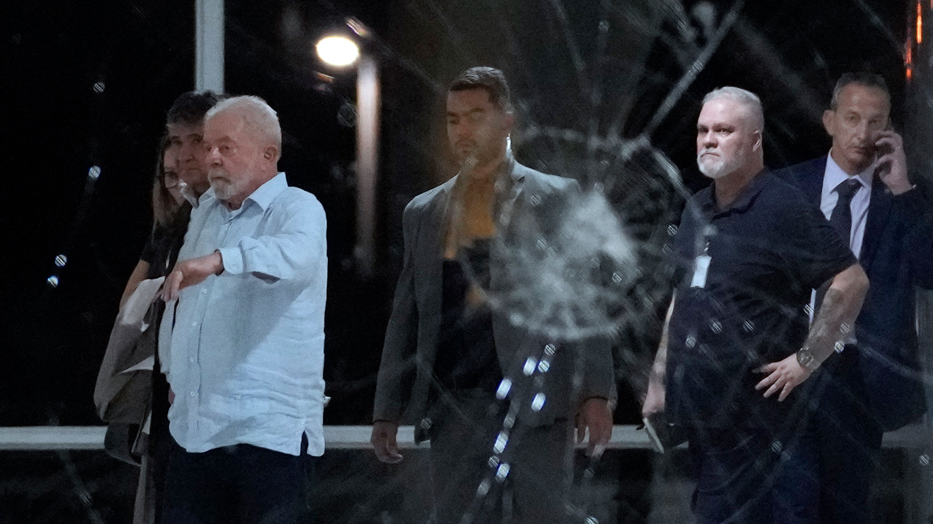 El presidente Lula da Silva recorriendo el Palacio del Planalto tras el asalto de los seguidores del ex presidente Jair Bolsonaro, el domingo, en Brasilia (AP)